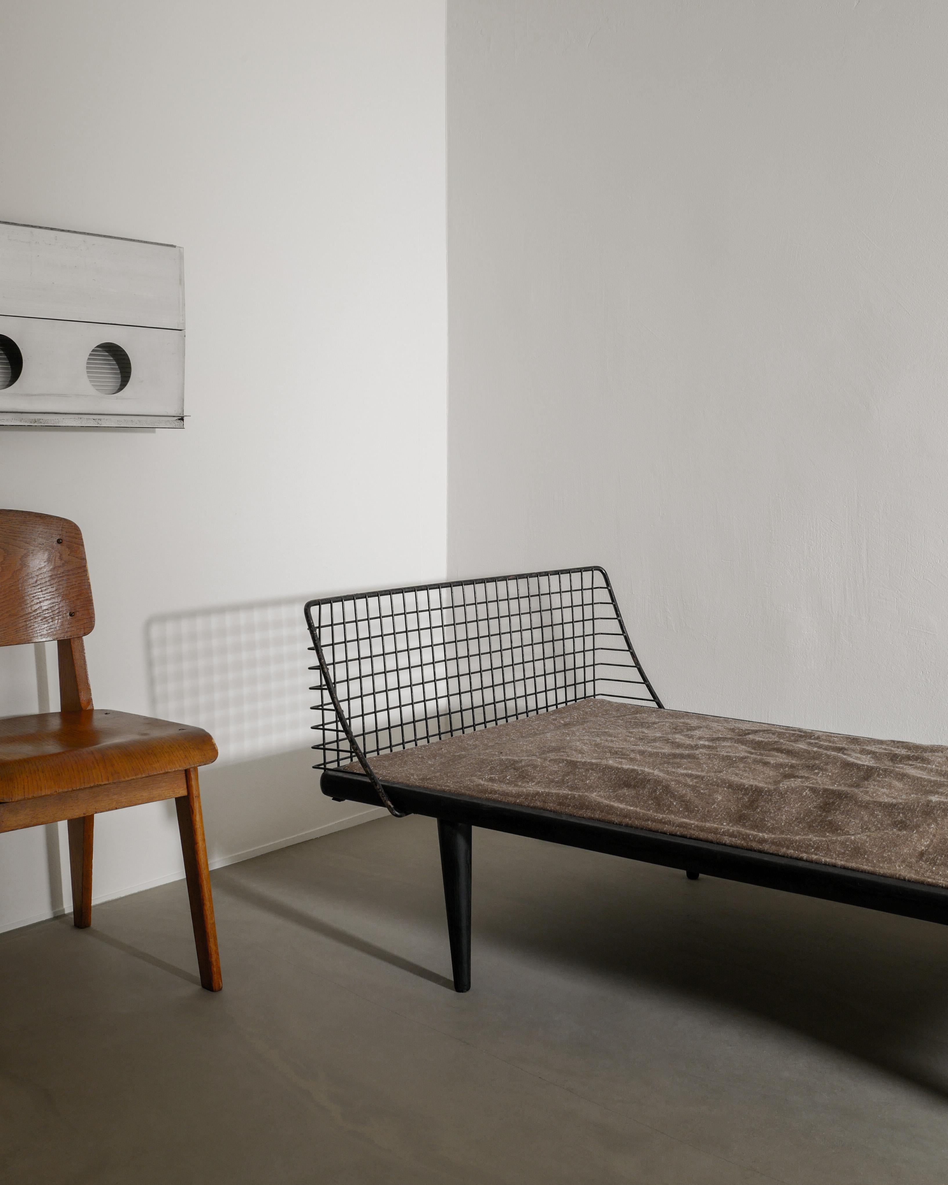 Sofá-cama sueco de madera y metal de mediados de siglo, por Bengt Ruda & Nordiska Kompaniet Años 50 mediados del siglo XX en venta