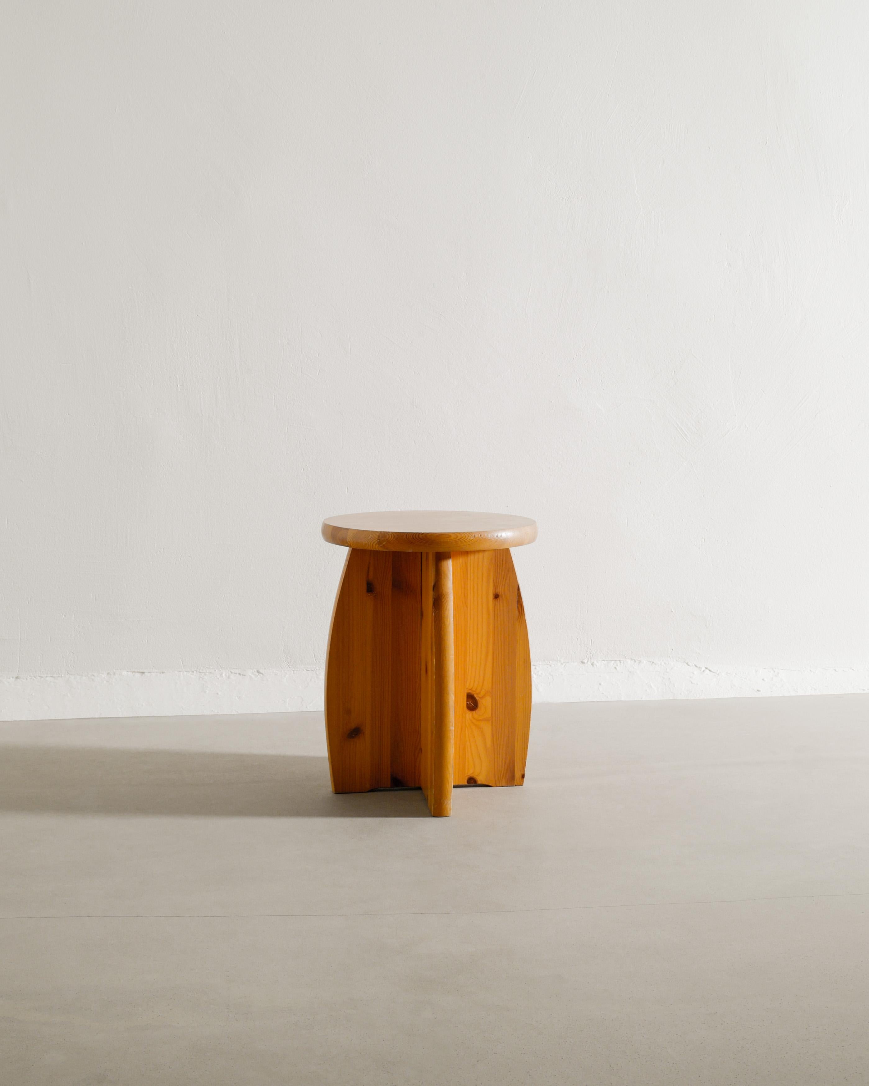 Raro sgabello svedese a gambe incrociate in legno di pino della metà del secolo scorso, prodotto in Svezia negli anni Sessanta. In buone condizioni originali. 

Dimensioni: H: 43 cm / 16,90