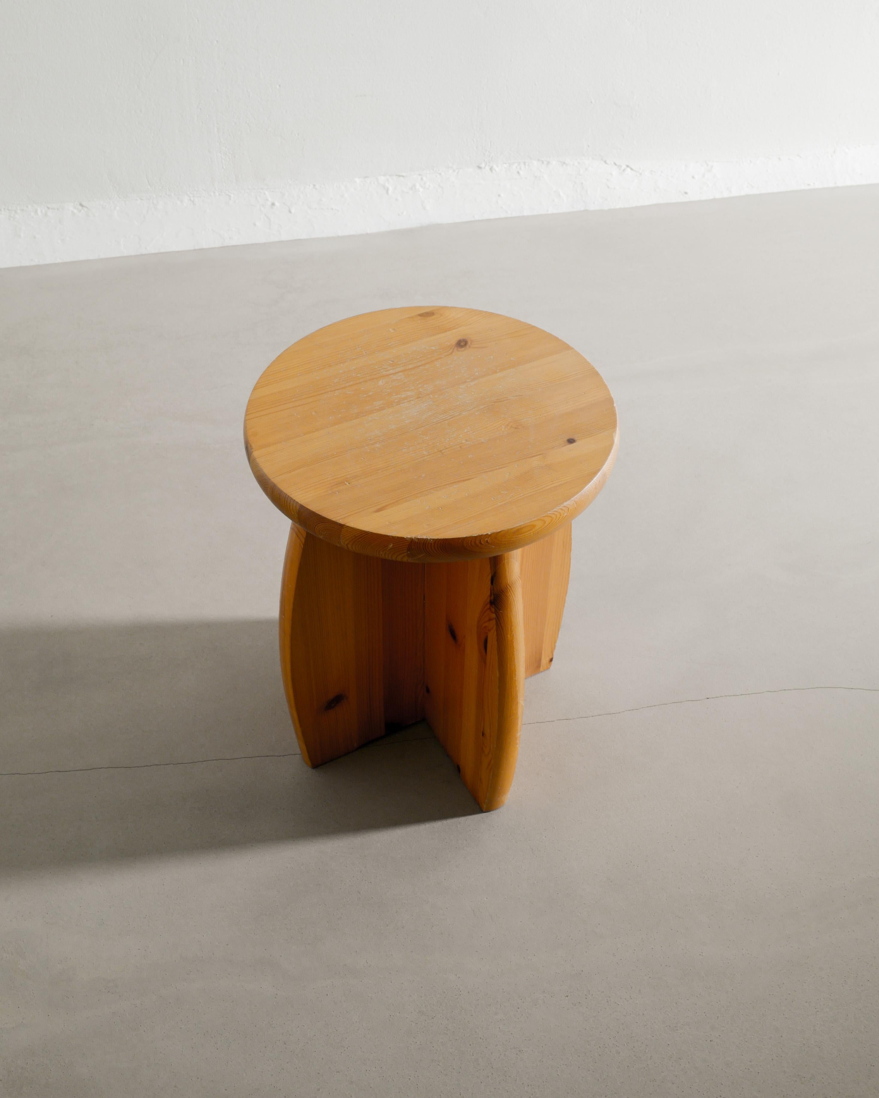 Svedese Sgabello basso svedese di metà secolo in legno di pino a treppiede, anni '60 in vendita