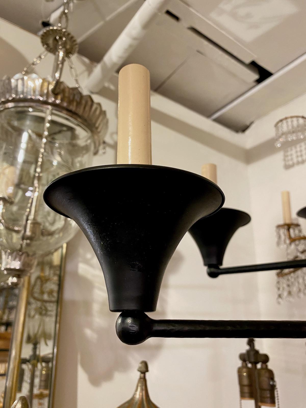 Lampadario in ferro battuto svedese degli anni '60 circa con 8 luci.

Misure:
Altezza: 29