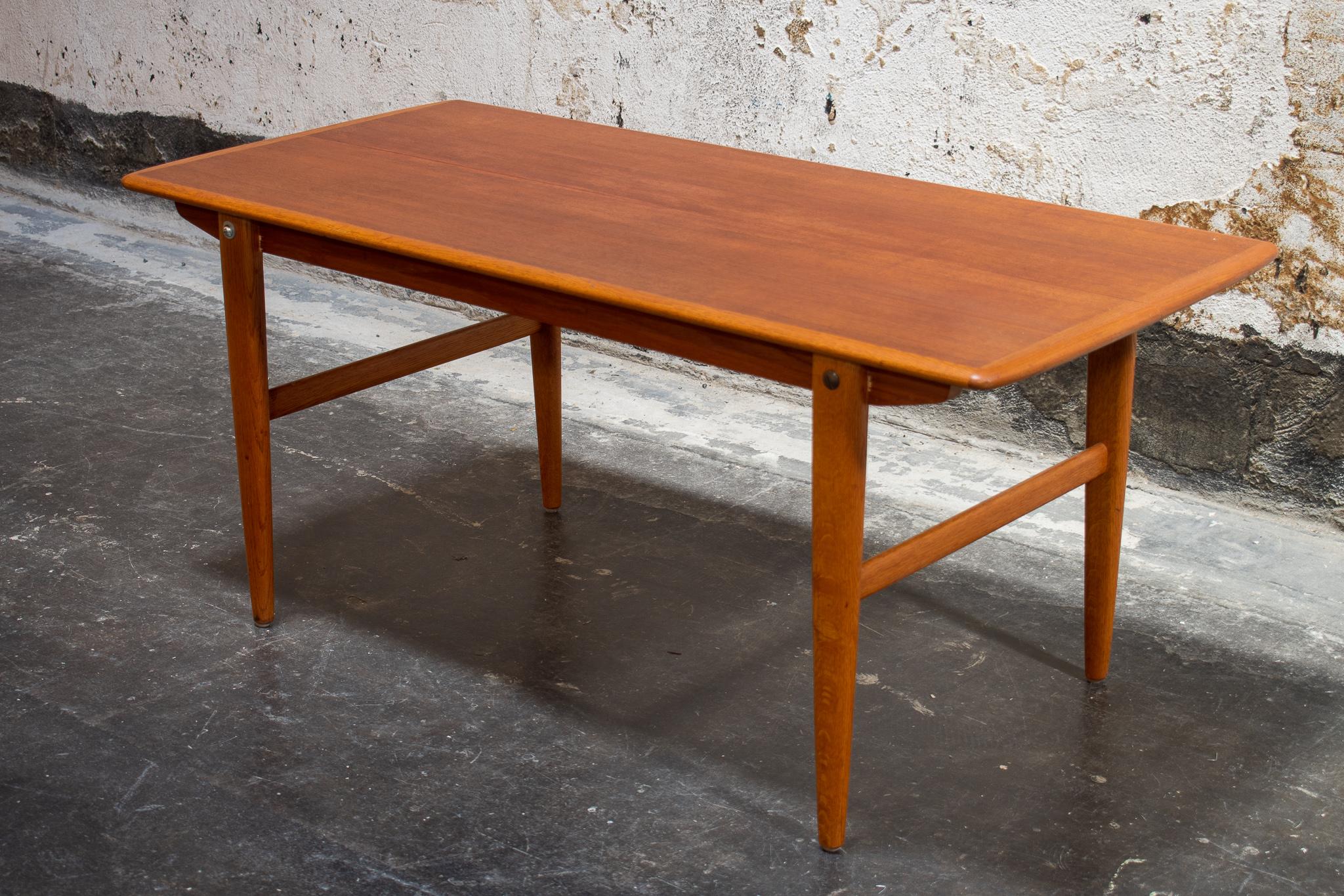 Mid-Century Teak coffee-table, made in Sweden c. 1950, featuring rounded edges and legs.

Coffee table is adjustable and can be listed to small dining table/card table height, however, leaf is not included with piece.
