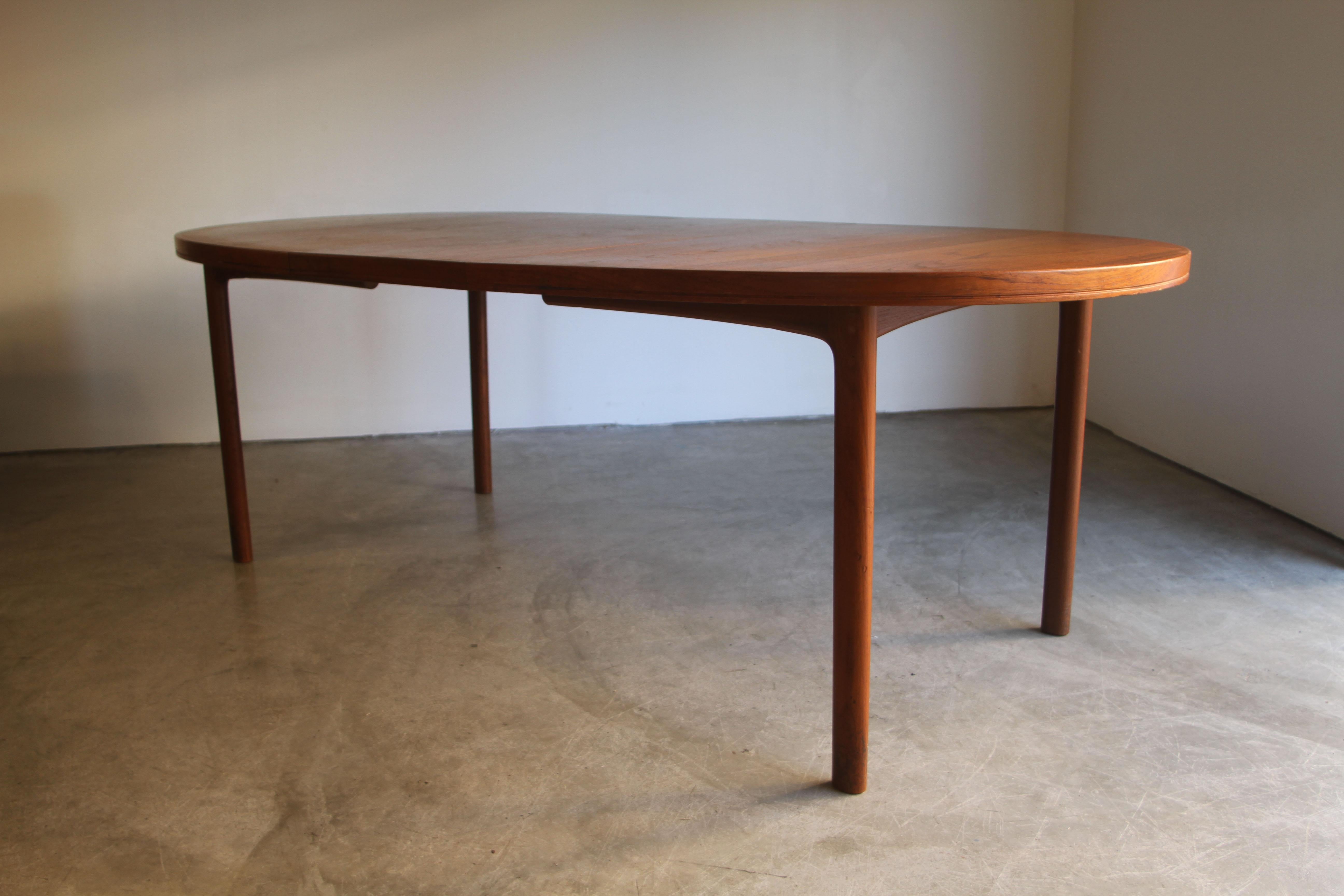 Swedish Midcentury Dining Table with 2 Leaves In Good Condition In St. Louis, MO