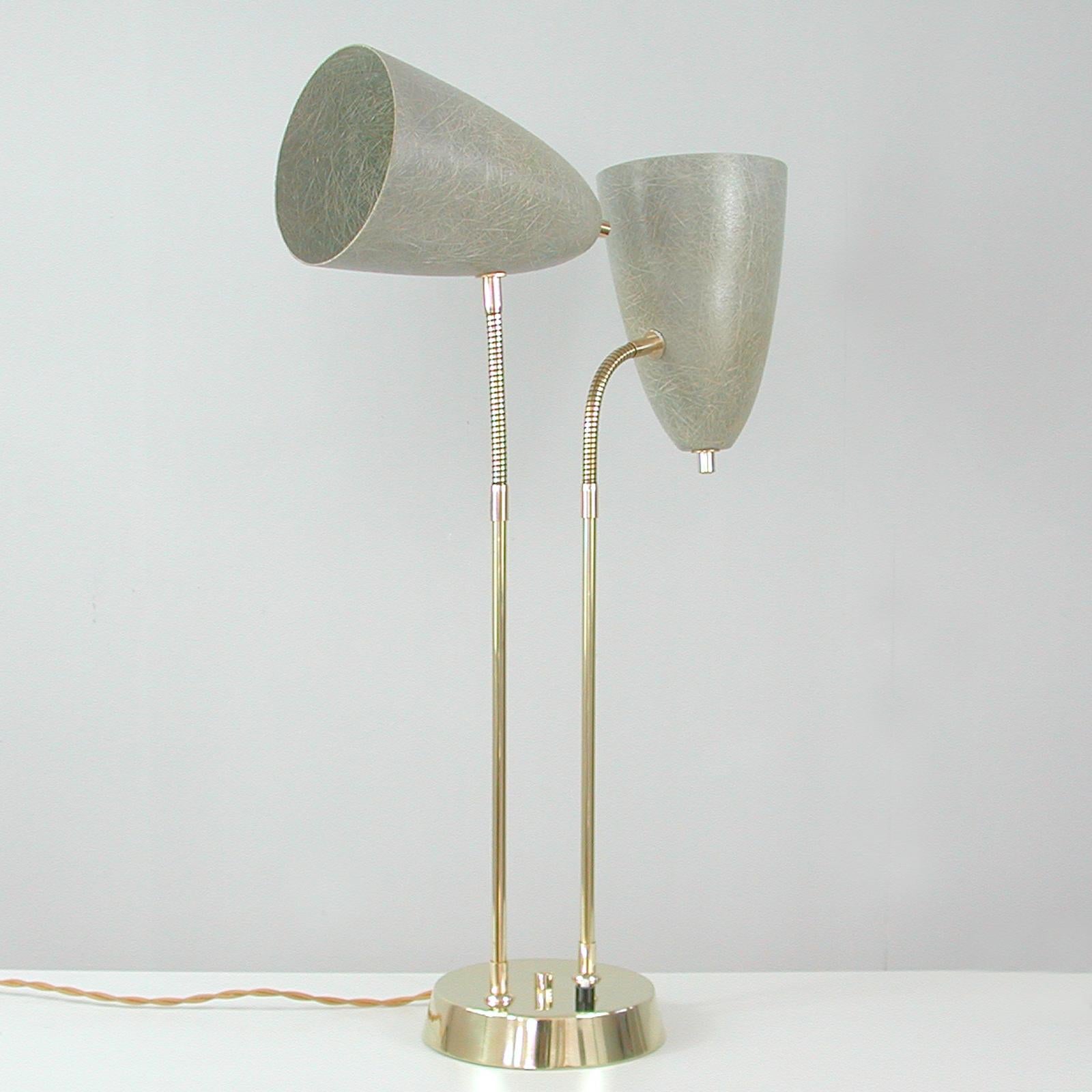 Schwedische Mid-Century-Schreibtischlampe aus grauem Fiberglas mit doppeltem Schwanenhals, 1950er Jahre (Moderne der Mitte des Jahrhunderts) im Angebot