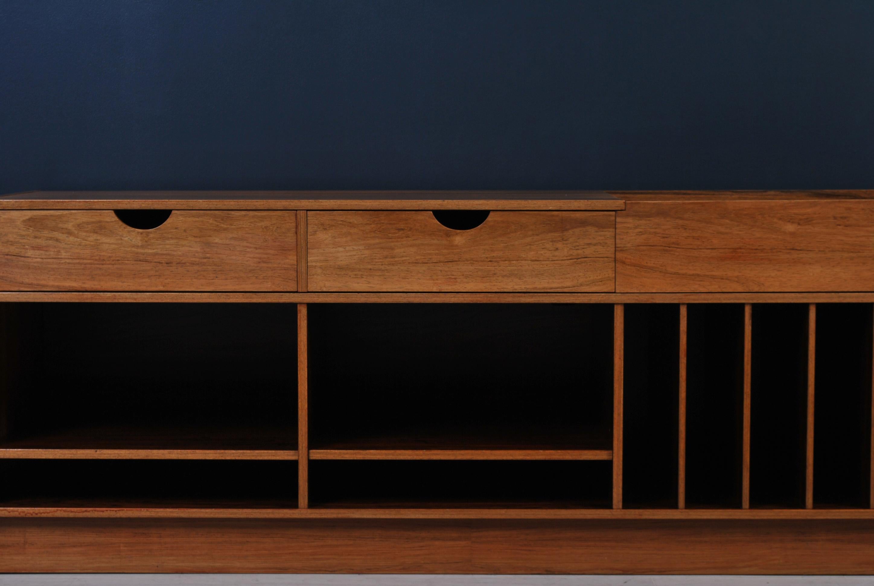 An expanding audio unit - sideboard. Vinyl storage. Very unusual. 1960’s Sweden. Extends to fit your wall space or requirements. Adjustable shelves.

Measures: 160cm extending to 260cm. D50 x H62cm.