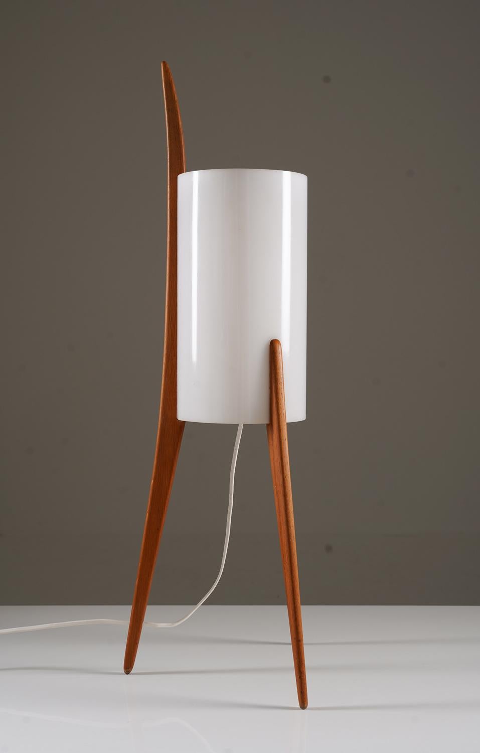 Rara lampada da terra o da tavolo di Uno & Östen Kristiansson per Luxus, Svezia.
Questa lampada è composta da un'unica sorgente luminosa, nascosta da un grande paralume tubolare in acrilico. Il paralume è sostenuto da tre gambe in teak che sono