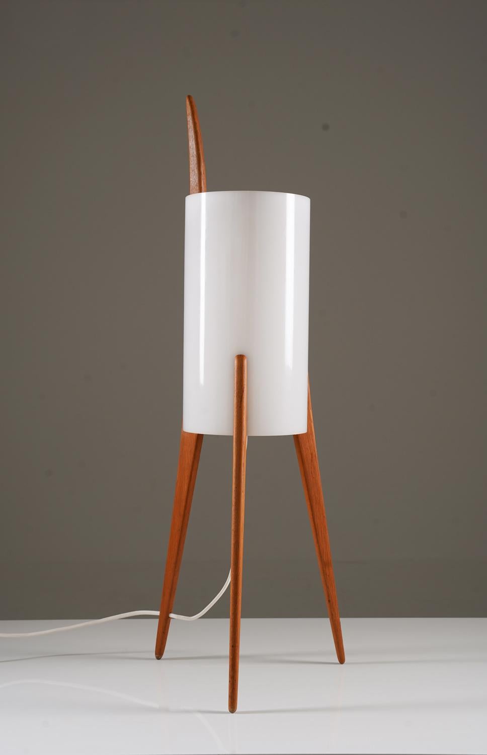 Mid-Century moderno Lampada da terra svedese del Medioevo in acrilico e Beeche di Luxus, anni '60 in vendita