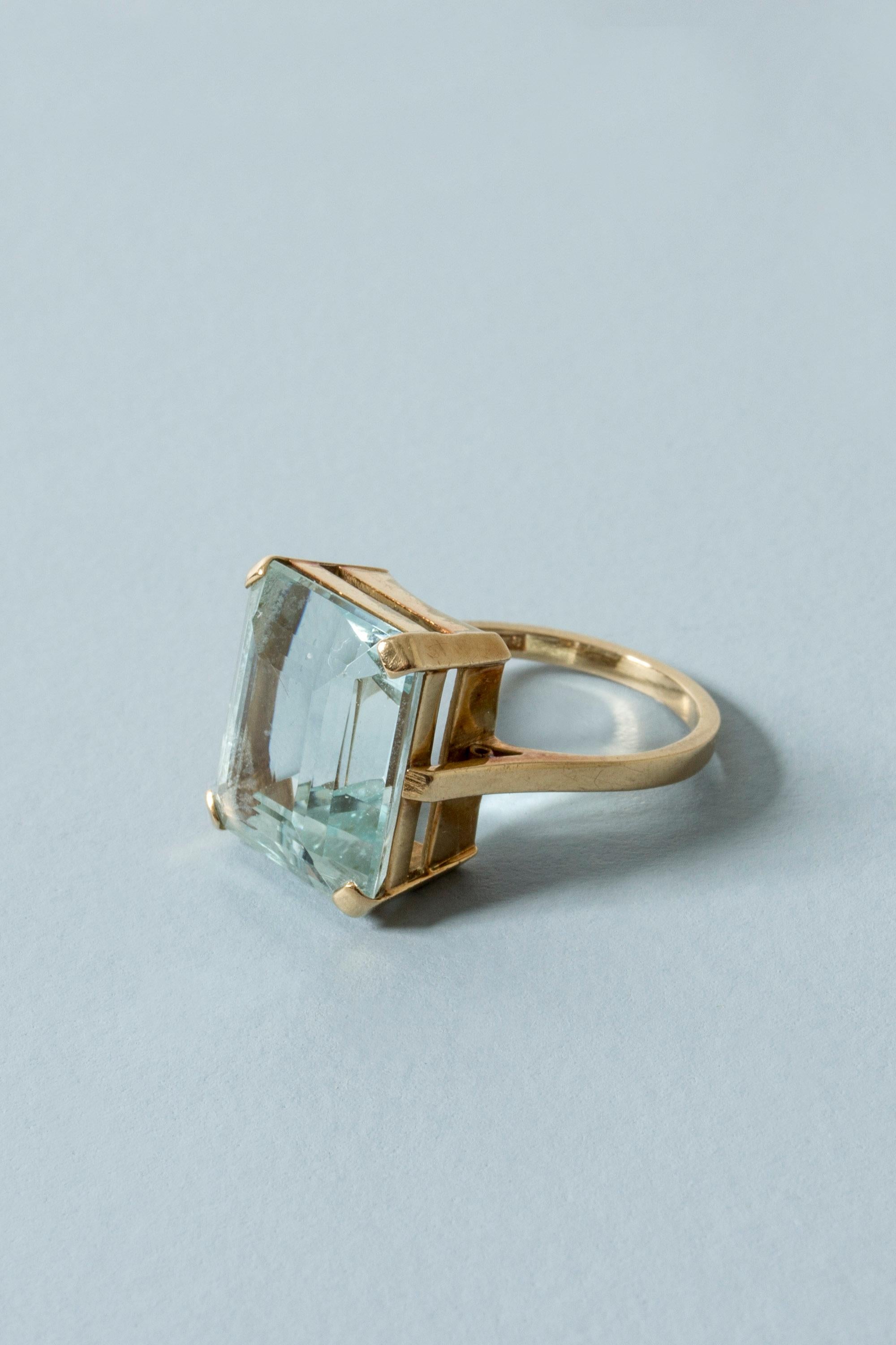 Elegant Swedish midcentury gold ring, with a beautiful, clear cut aquamarine stone. Crisp, timeless design. Made from 18k gold.