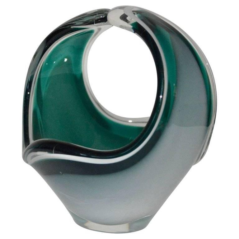 Svedese Centrotavola svedese di metà secolo in vetro artistico verde di Flygsfors in vendita