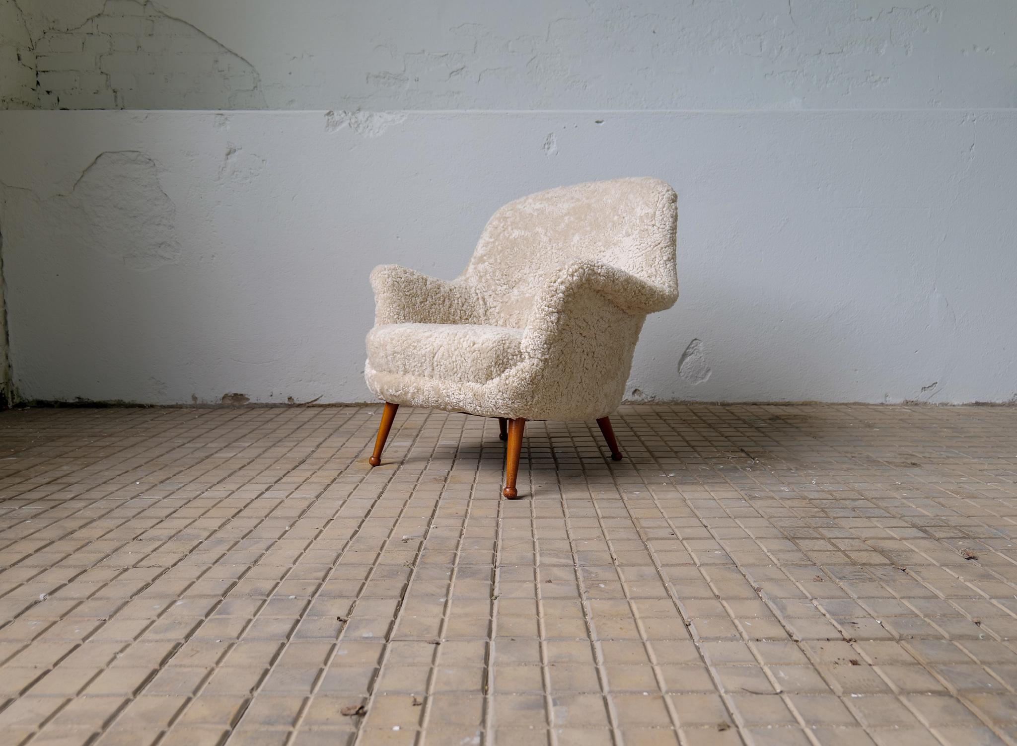 The “Divina” lounge chair model is a perfect example of the Swedish designer Arne Norell’s use of sculptural forms and comfort.

Deeply, integrated seat cushions and voluptuous armrests ensure relaxed seating. This generous lounge chair is newly