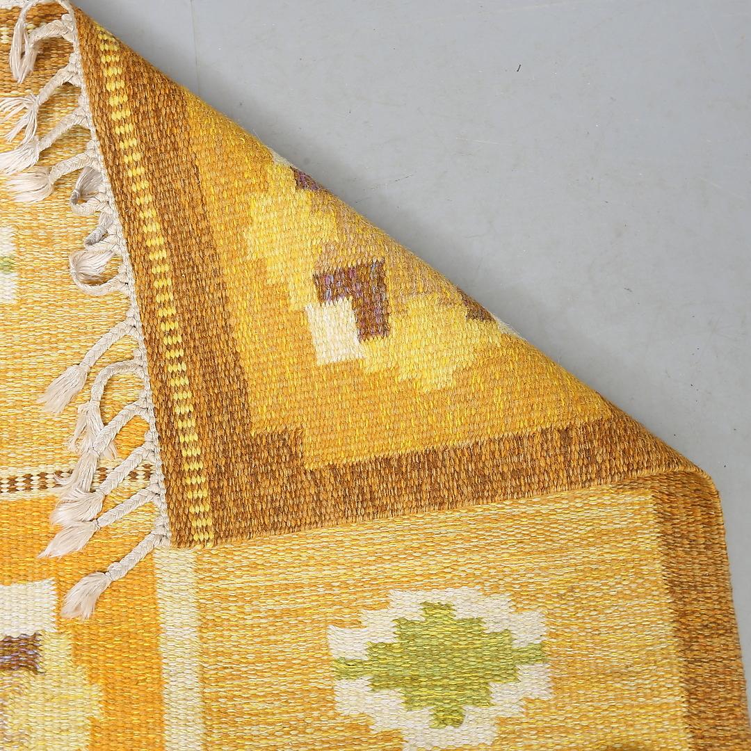Schwedischer flachgewebter Schurwollteppich, entworfen von Ingegerd Silow. Schweden, 1950er Jahre.
Dieser außergewöhnliche Teppich von Kilin Technique zeichnet sich durch ein geometrisches Muster aus, ein Motiv, das leicht am Stil des Designers zu
