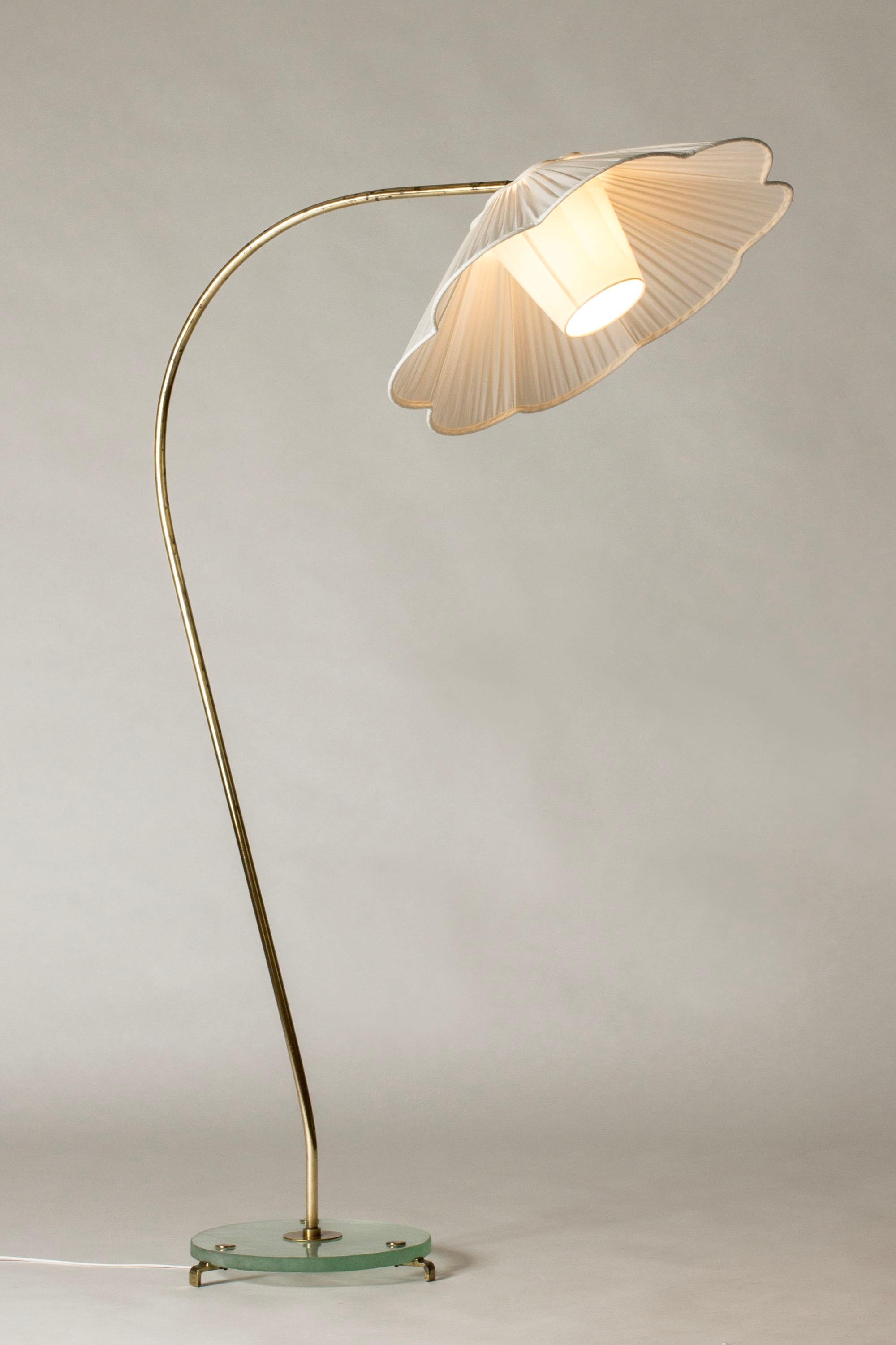 Magnifique lampadaire suédois Grace, en laiton avec une base en verre dépoli, pieds en laiton. Design/One, abat-jour plissé de forme jonquille.