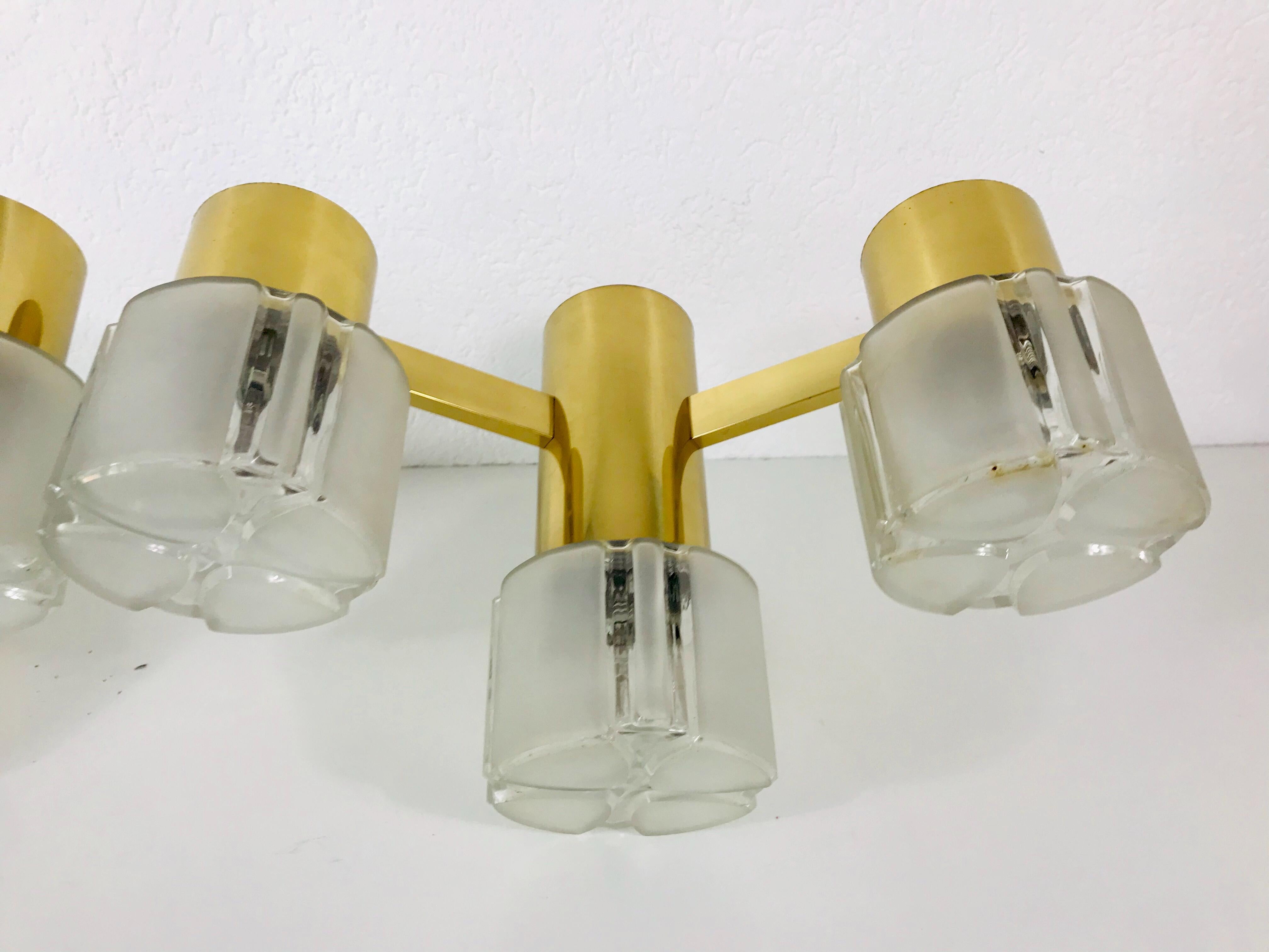 Swedish Midcentury Pair of Brass and Glass Wall Lamps, 1960s In Good Condition For Sale In Hagenbach, DE