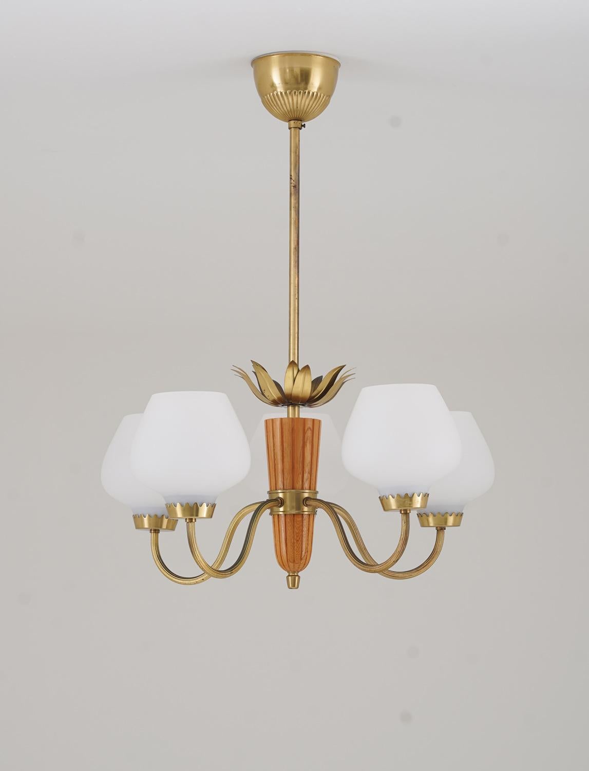 Ein atemberaubender schwedischer Modern-Kronleuchter von ASEA aus den 1950er Jahren, der die harmonische Verschmelzung von natürlichen MATERIALEN und raffiniertem Design veranschaulicht. Die zentrale Säule aus warm getöntem Ulmenholz wird durch