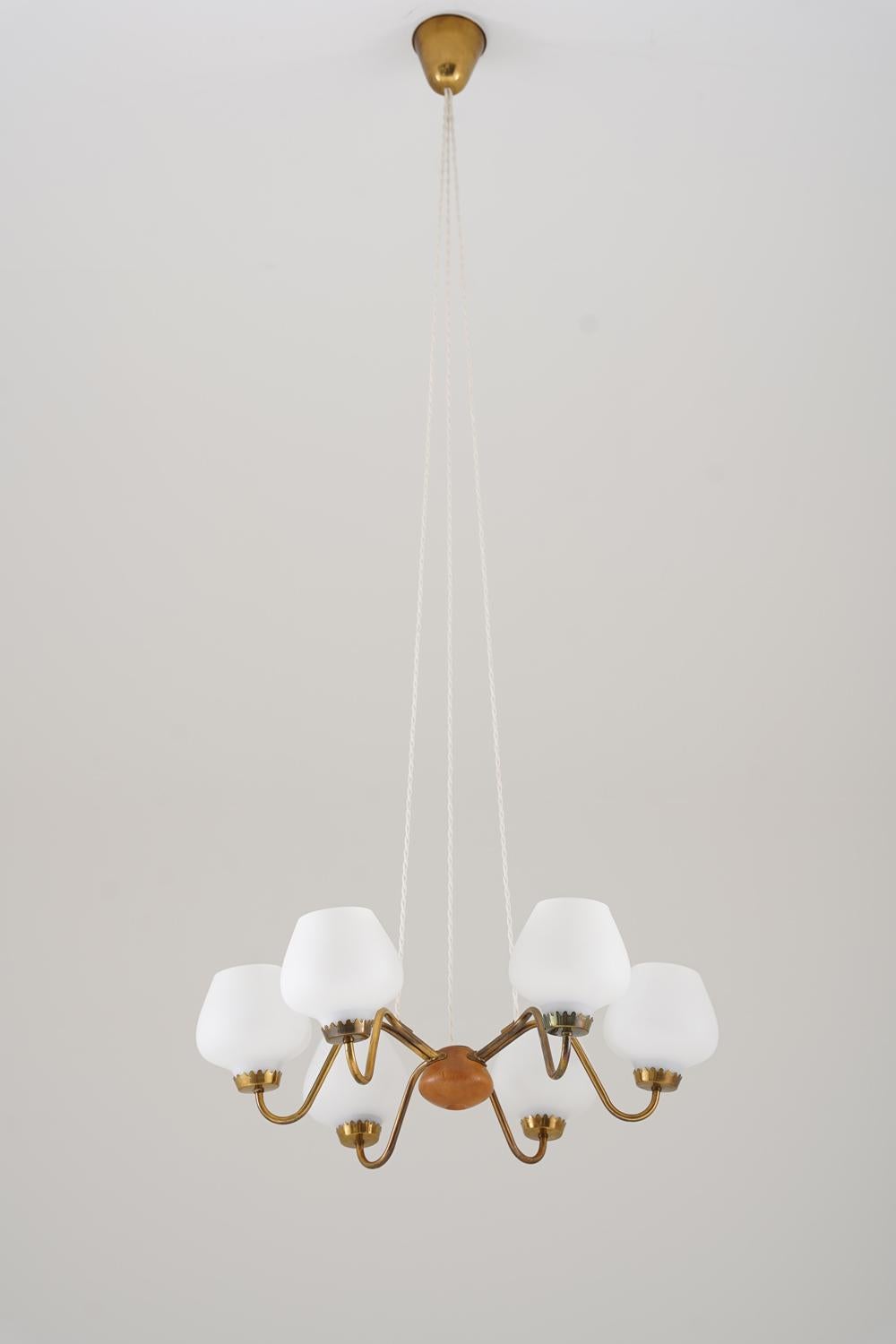 Suspension du milieu du siècle en laiton, bois et verre opalin dépoli fabriquée par ASEA, Suède, années 1950.
Ce magnifique pendentif est fabriqué avec une grande qualité et de superbes détails. Elle comporte six sources lumineuses, dissimulées par