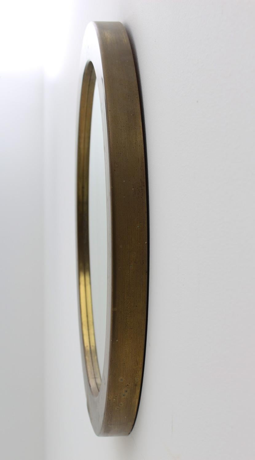 Swedish Midcentury Round Brass Mirror by Glasmäster Markaryd In Fair Condition For Sale In Karlstad, SE