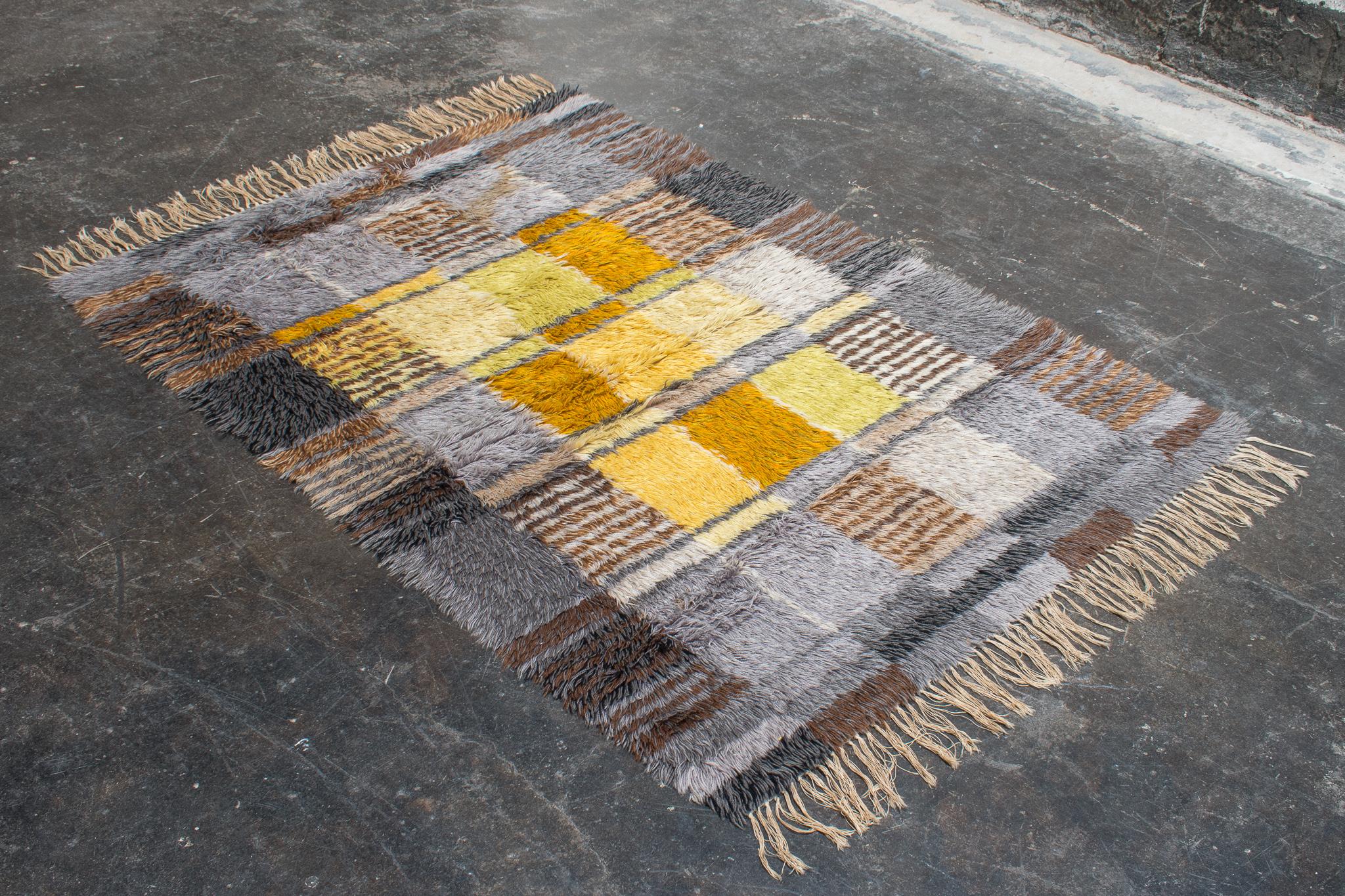 This vintage Swedish Rya rug is simple and stunning, truly embodies Scandinavian modern style. The colors are muted in this Scandinavian Rya rug, but rich in texture and is versatile to blend with many interior styles. 

Dimensions:
48