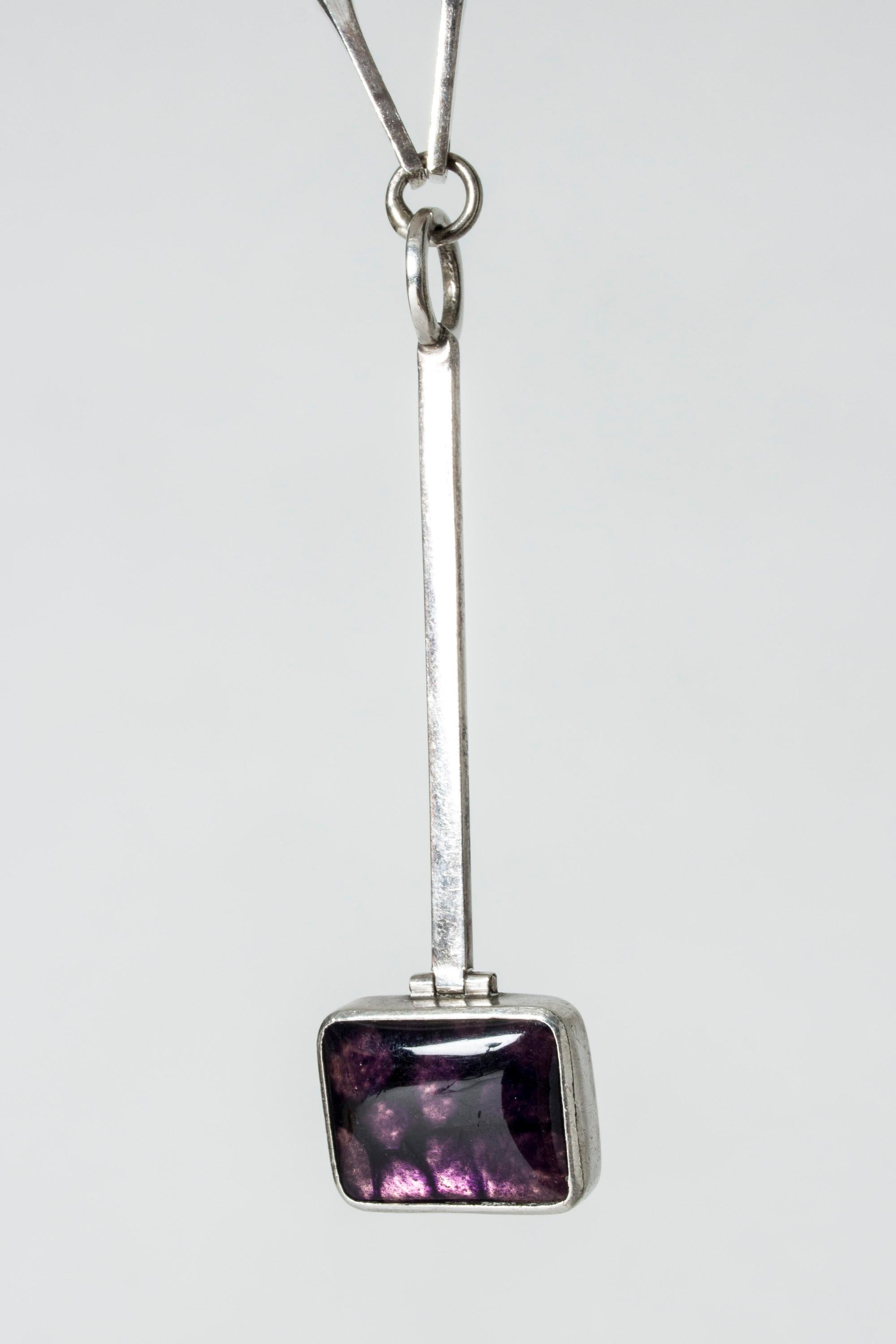 Bellissimo collier svedese degli anni '50 in argento, con smalto viola sul ciondolo. Design fresco e ben realizzato, con maglie della catena di forma irregolare e ciondolo allungato. Bellissimo il motivo e la profondità dello smalto.