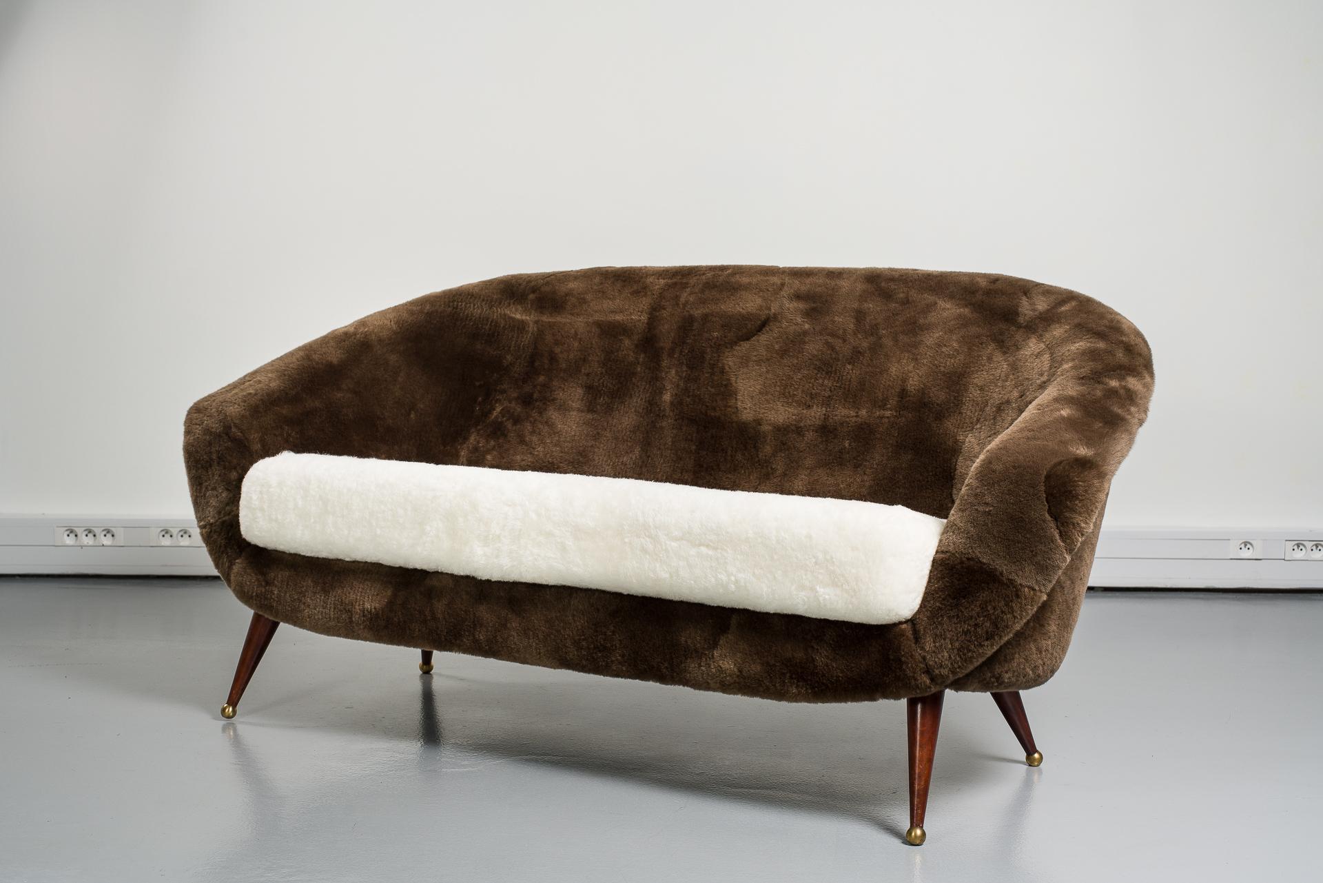 Scandinavian vintage sofa model Tellus by Folke Jansson for SM Wincrantz Mobelindustri AB Skövde 1955.
Newly reupholstered in with shearling for the seating and brown shearling.
Teak legs with original brass details.