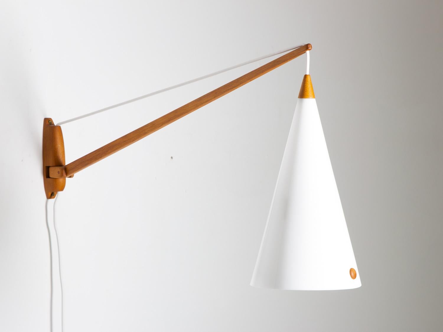Swedish Midcentury Swiveling Wall Lamp in Acrylic and Teak by Luxus In Good Condition For Sale In Karlstad, SE