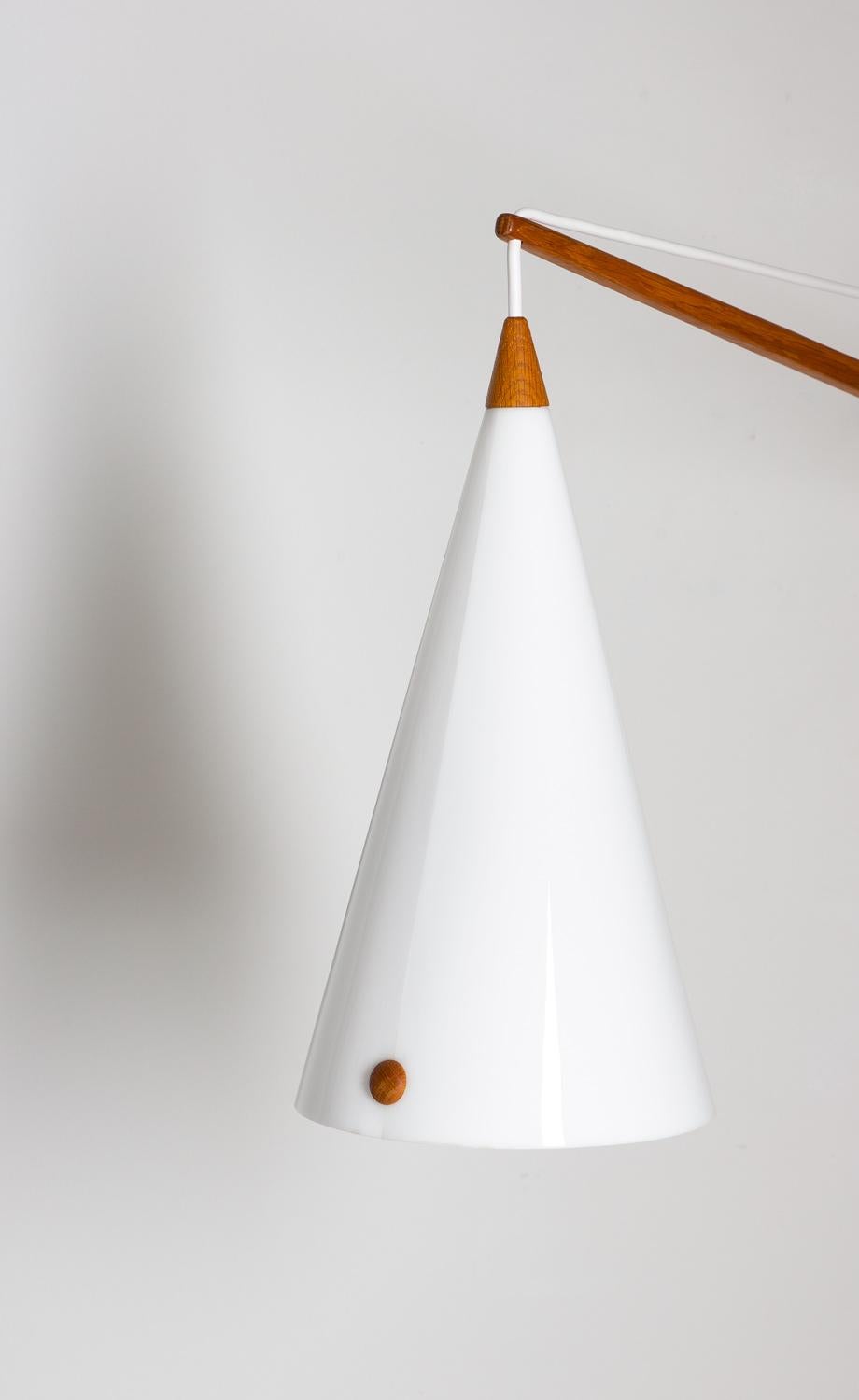 Schwedische drehbare Wandleuchte aus Acryl und Teakholz von Luxus, Mitte des Jahrhunderts (20. Jahrhundert) im Angebot