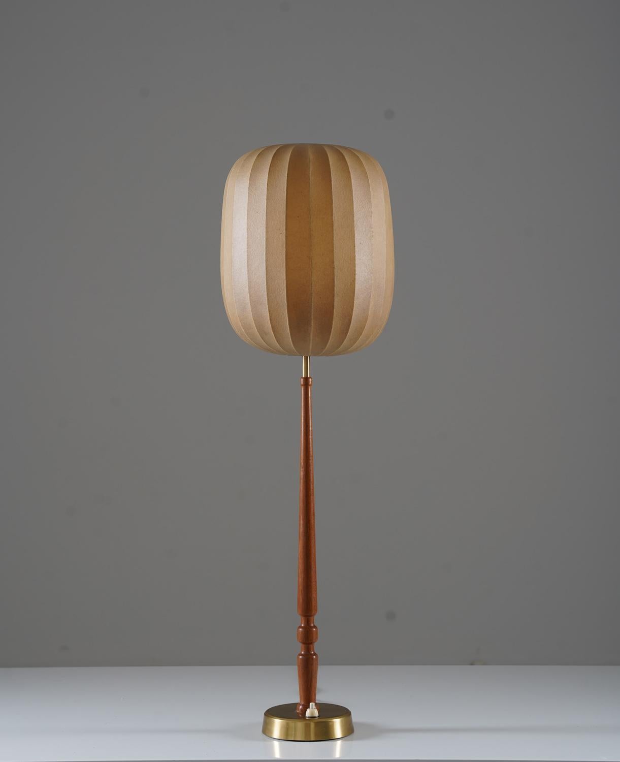 Rare table lamp model by Hans Bergström Model 743 by Ateljé Lyktan, Åhus.
The lamp consists of a brass and teak pole, holding a spray plastic shade which gives a stunning soft light when lit up.

Condition: Good original condition, a few stains