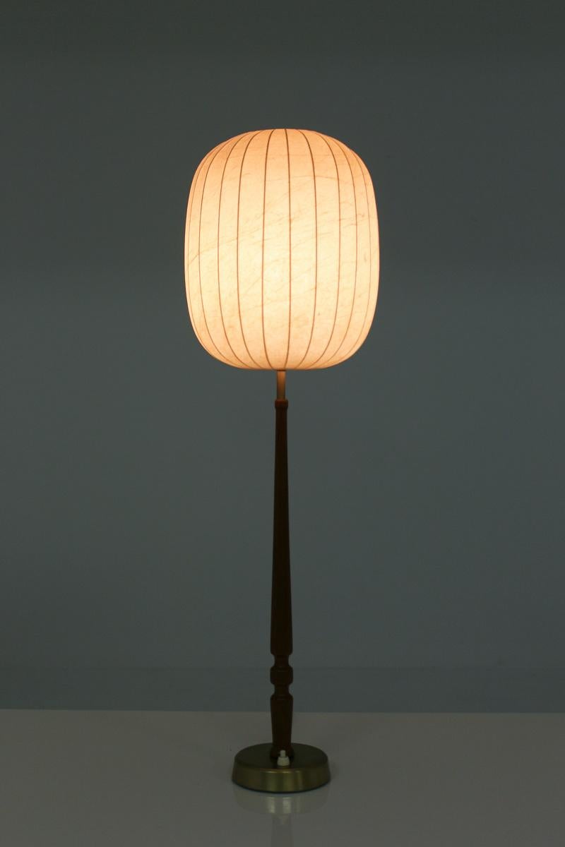 Rare table lamp model by Hans Bergström Modell 743 by Ateljé Lyktan, Åhus.
The lamp consist of a brass and teak pole, holding a spray plastic shade, that gives a stunning soft light when lit up.
Condition: very good original condition, slightly