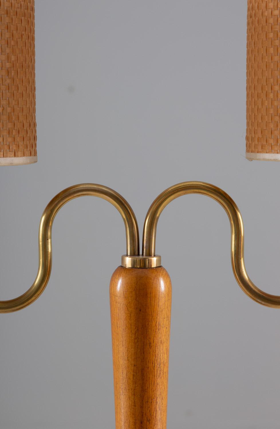 Table lamp in model 3014 by Swedish manufacturer IWO AB.
This sculptural table lamp consist of a wooden base with brass arms, holding one shade each. The beautiful rattan shades were manufactured by Ateljé Lyktan during the same era but are not the