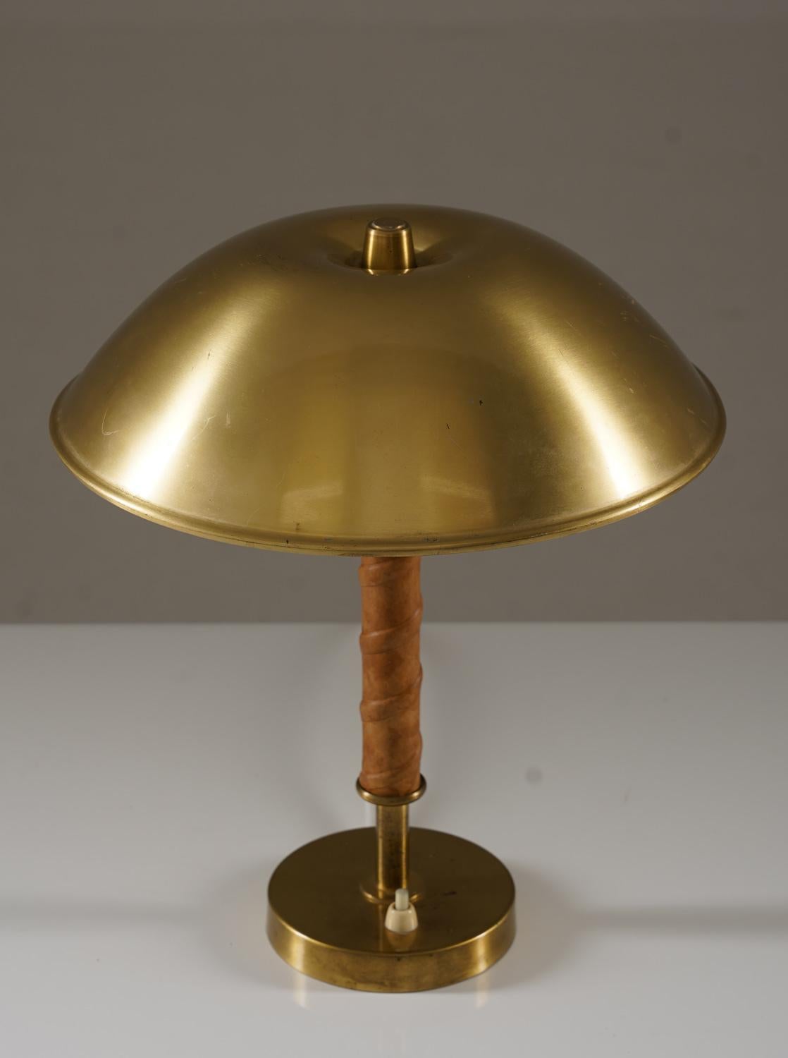 Lámpara de mesa sueca de mediados de siglo en latón y cuero by Böhlmarks Escandinavo moderno en venta