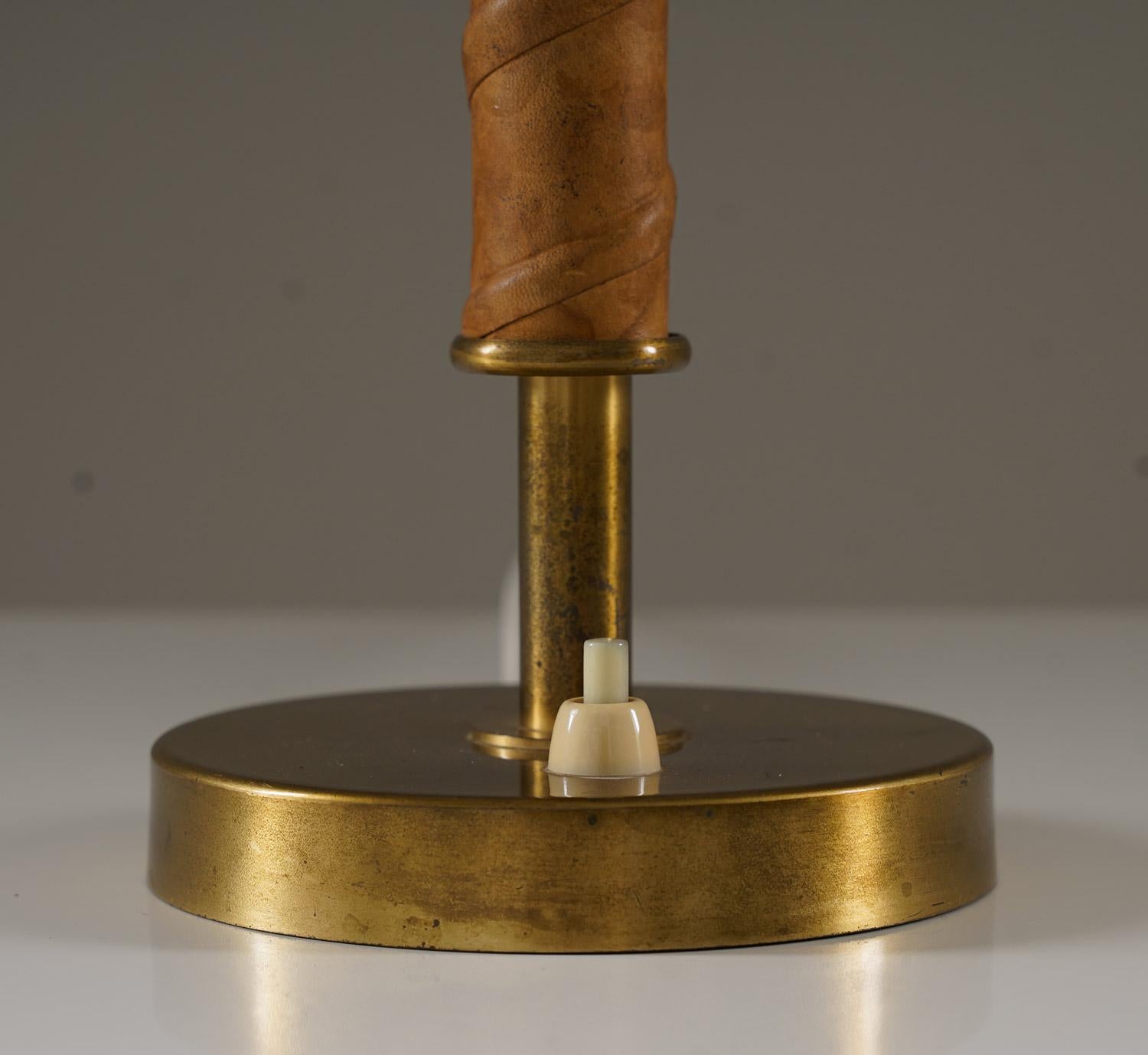 Lámpara de mesa sueca de mediados de siglo en latón y cuero by Böhlmarks Sueco en venta