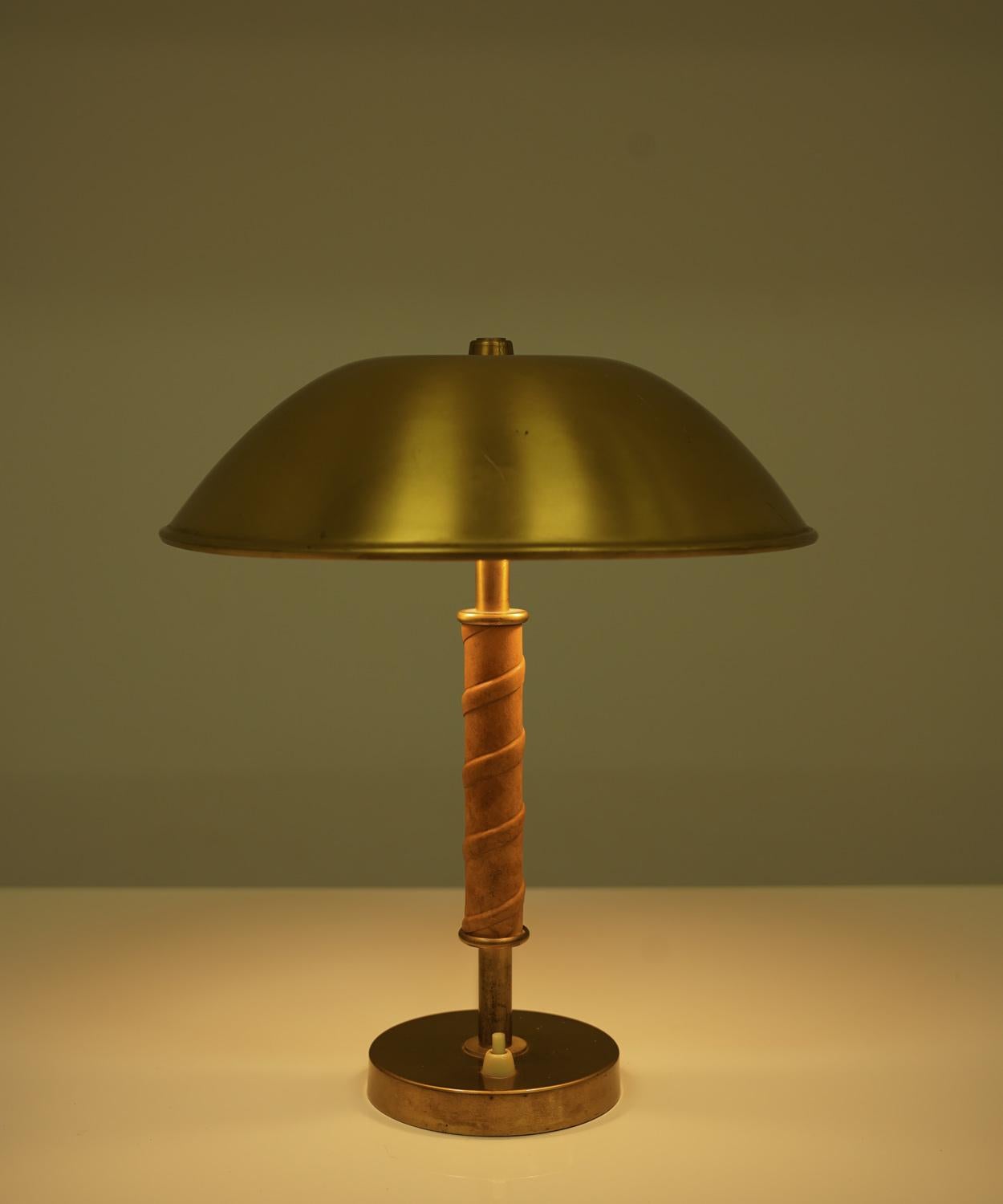 Lámpara de mesa sueca de mediados de siglo en latón y cuero by Böhlmarks siglo XX en venta