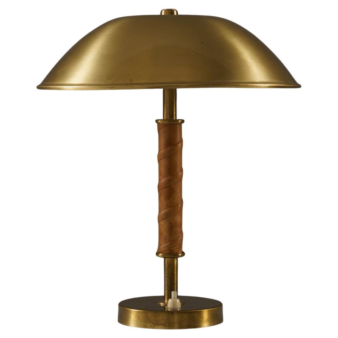 Schwedische Tischlampe aus der Mitte des Jahrhunderts aus Messing und Leder von Böhlmarks