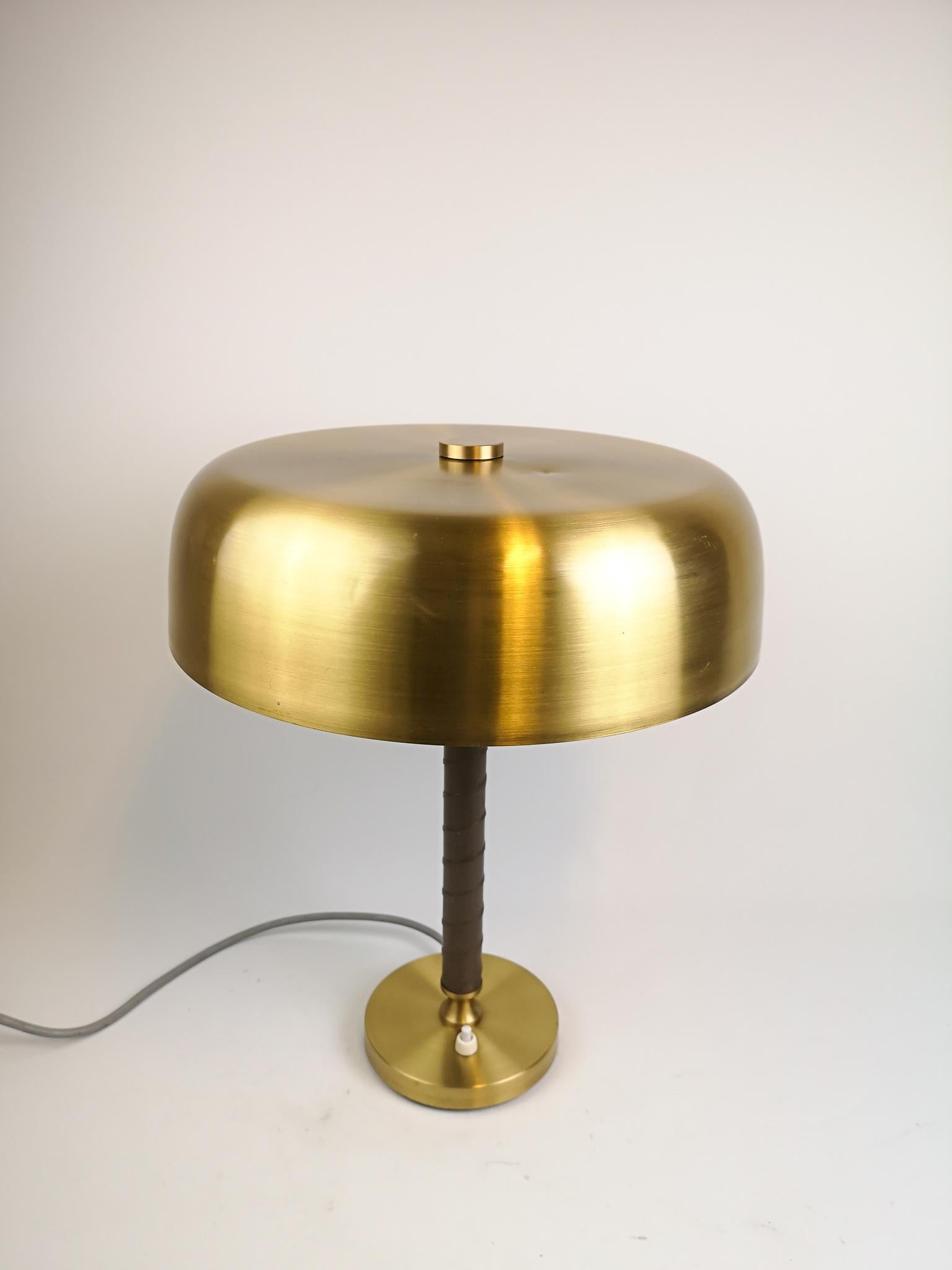 Wonderful table lamp in brushed brass and leather by Boréns, Sweden.
The lamp is the perfect office lamp or for that place that a solid and good impression is important. 

Condition: Good original condition with a few scratches and minor dents.
