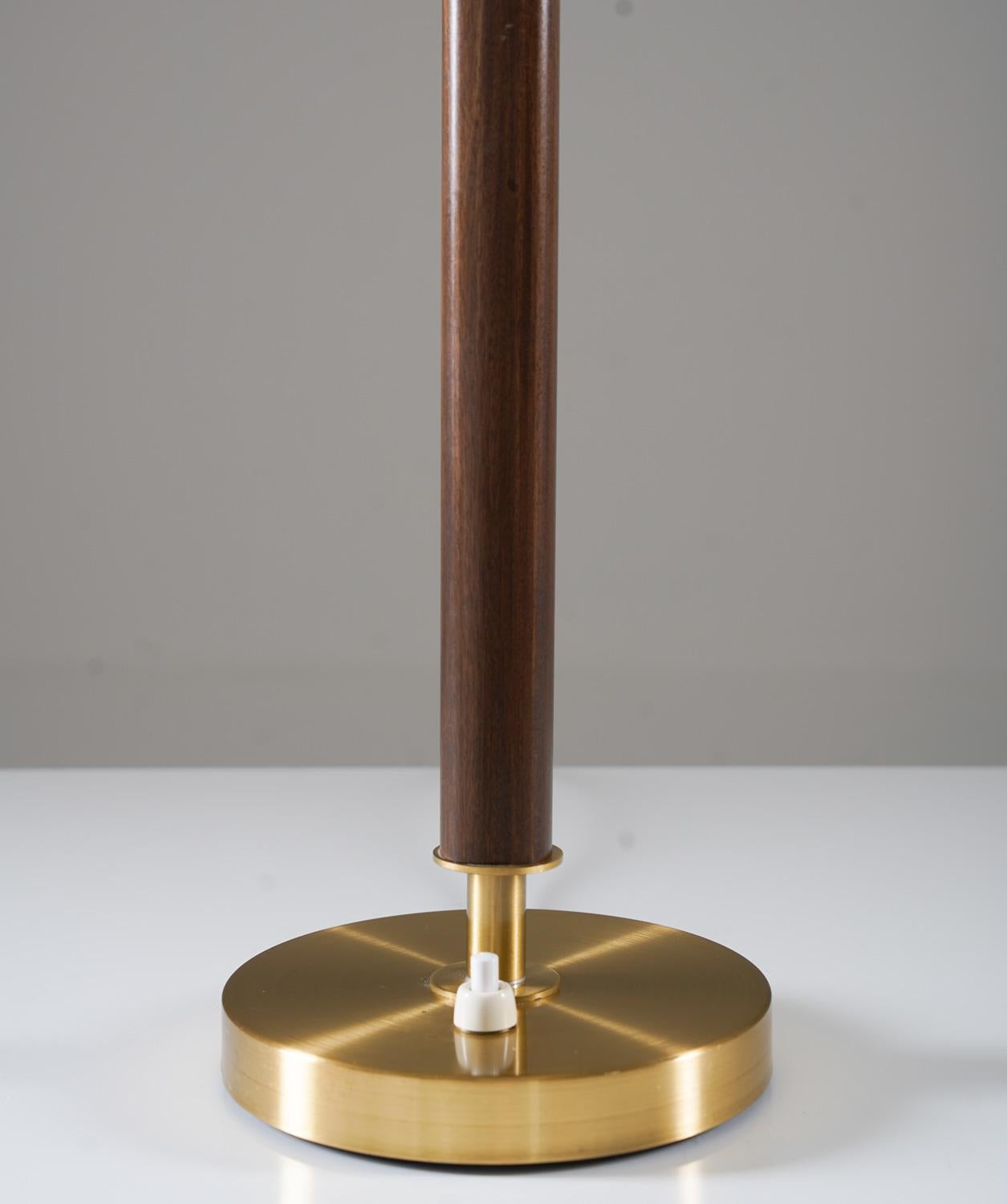 Suédois Lampe de table suédoise du milieu du siècle en laiton et Wood Wood par Boréns en vente