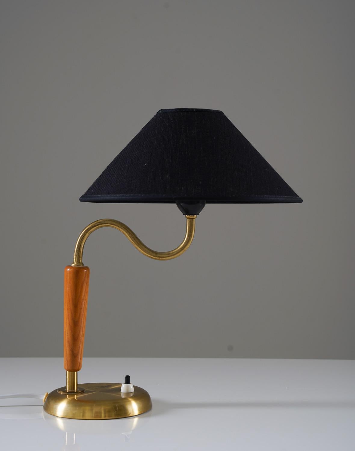 Small table lamp in brass and wood by Böhlmarks, Sweden.
Simple and elegant design, significant for the Swedish modern era

Condition: Very good condition. New shade. 

***
Please note that, because of the current state of world affairs, we