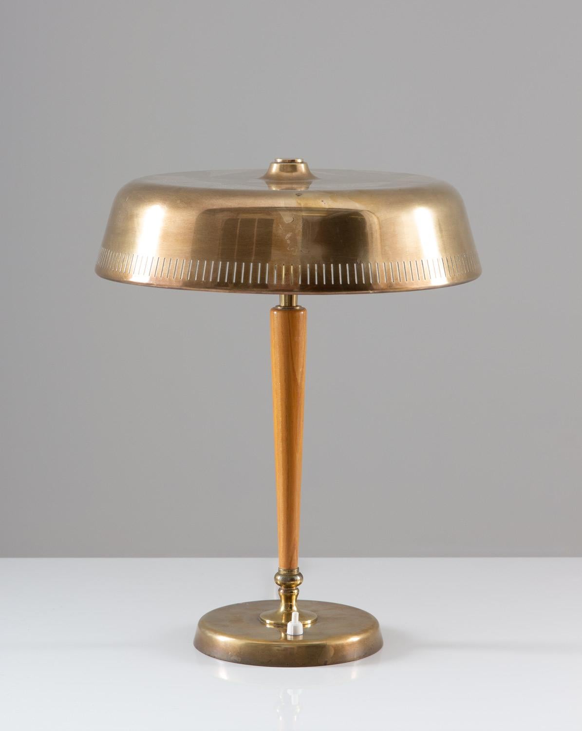 Rare table lamp in brass and teak by Bröderna Malmströms Metallvarufabrik, Sweden.
This elegant lamp was designed during the Swedish Modern era and is made of polished brass with details in teak. The quality of this lamp is very high.
Condition: