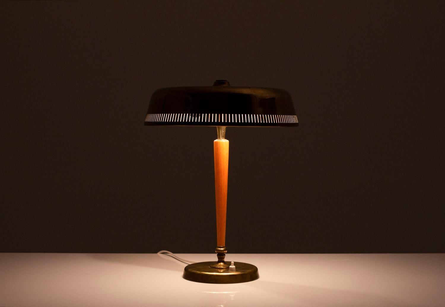 Swedish Midcentury Table Lamp in Brass by Bröderna Malmströms Metallvarufabrik In Good Condition In Karlstad, SE