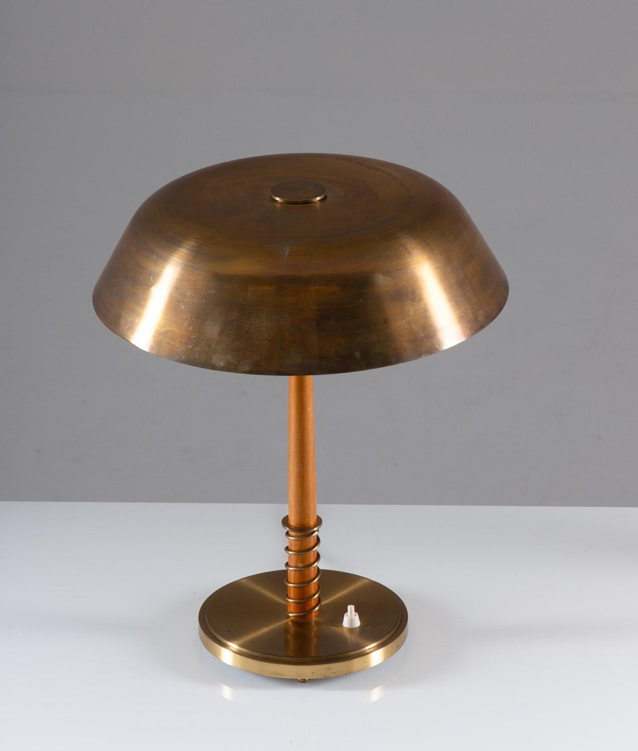 Rare table lamp in brass and wood by Harald Notini for Böhlmarks, Sweden.
This elegant lamp was manufactured during the Swedish Modern era and is of very high quality.
Condition: Very good condition with nice patina. One minimal dent on the shade,