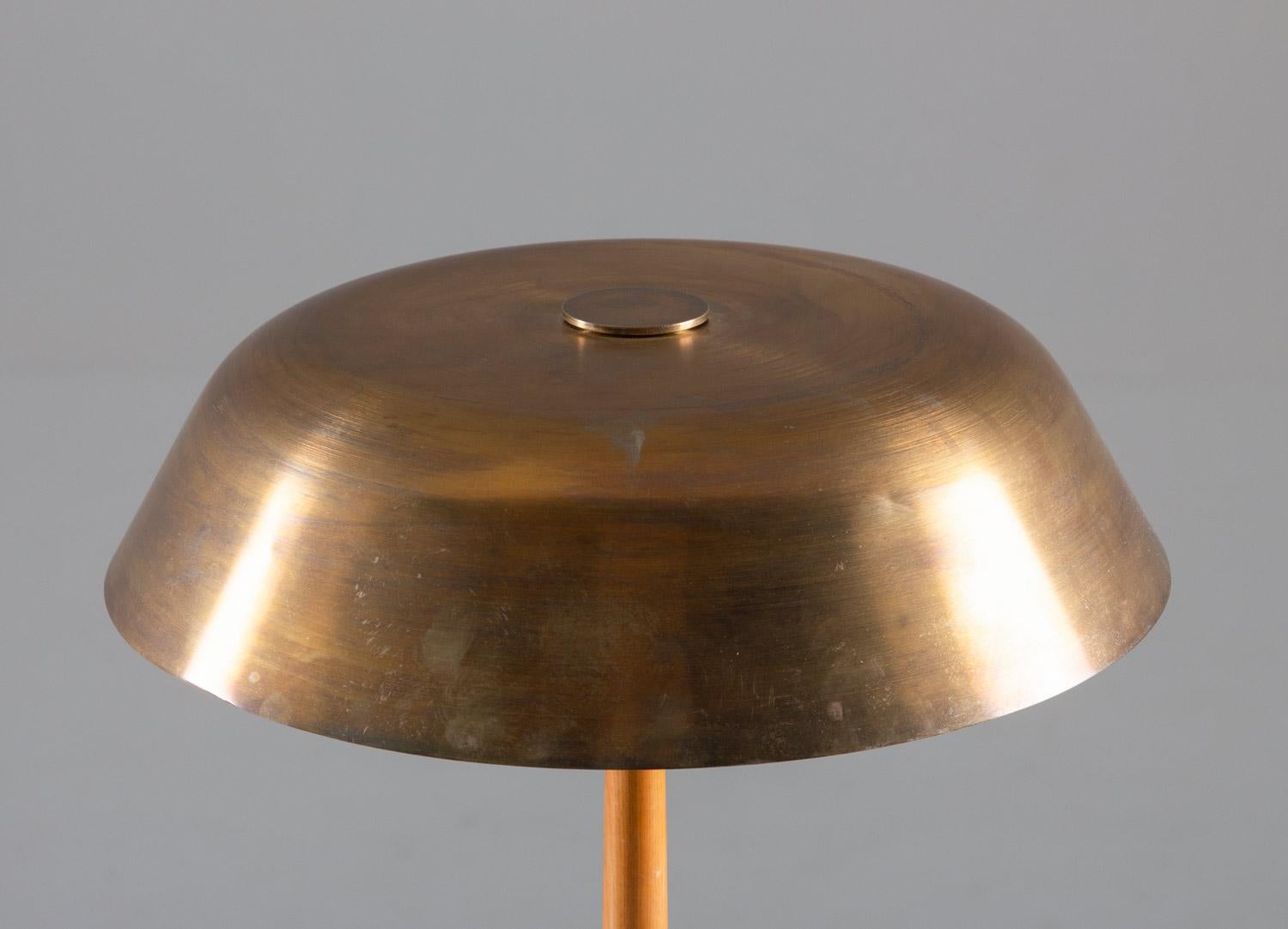 Swedish Midcentury Table Lamp in Brass by Harald Notini for Böhlmarks In Good Condition For Sale In Karlstad, SE