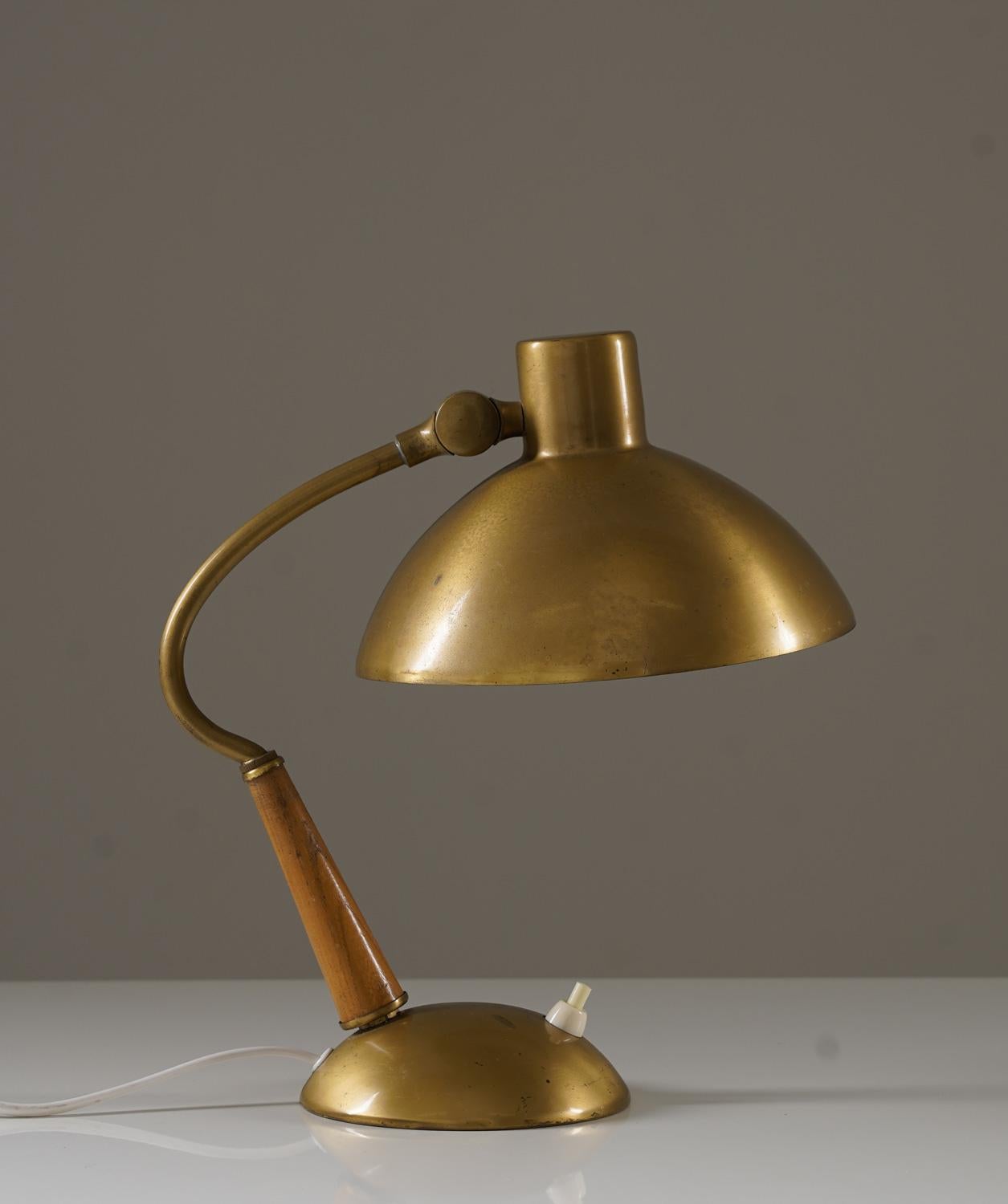 Magnifique lampe de table moderne suédoise en laiton et bois par Malmö Metallvarufabrik, années 1940.
Cette lampe offre un design simple et élégant et une construction de haute qualité, significative de l'ère moderne suédoise.

Condit : Très bon