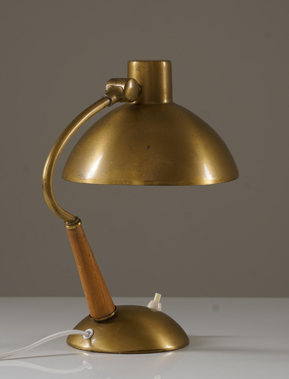 Scandinave moderne Lampe de table suédoise du milieu du siècle en laiton par Malmö Metallvarufabrik en vente