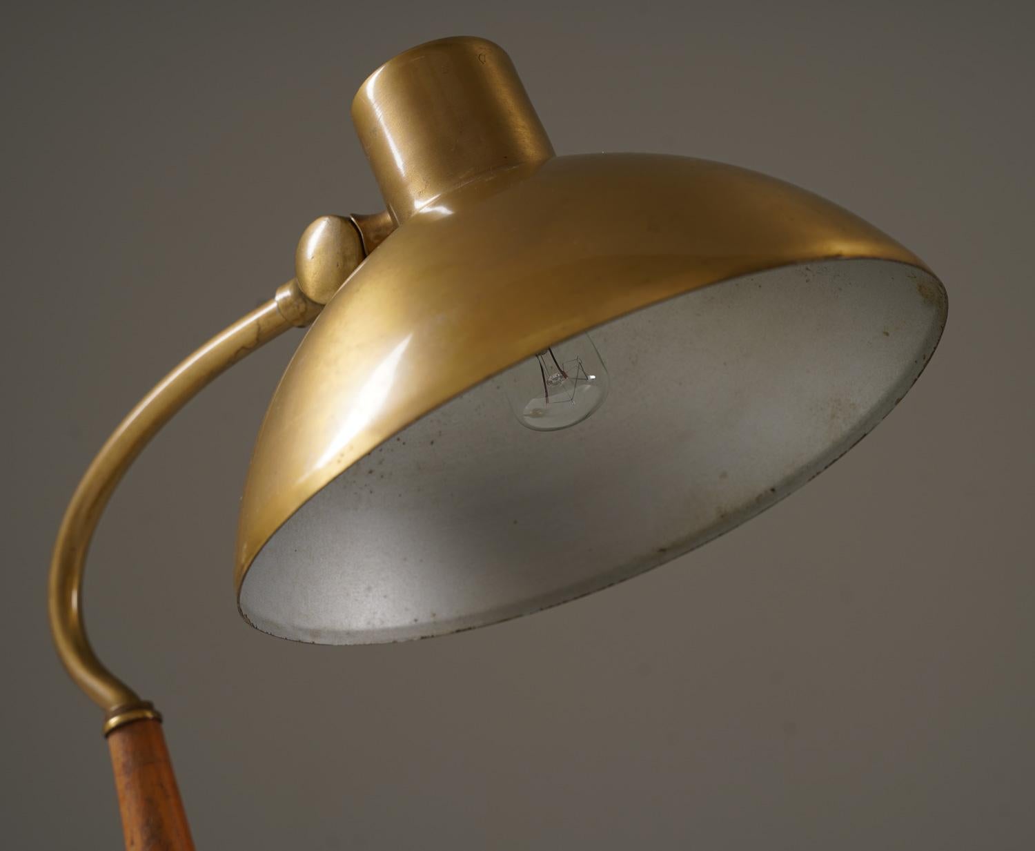 Suédois Lampe de table suédoise du milieu du siècle en laiton par Malmö Metallvarufabrik en vente