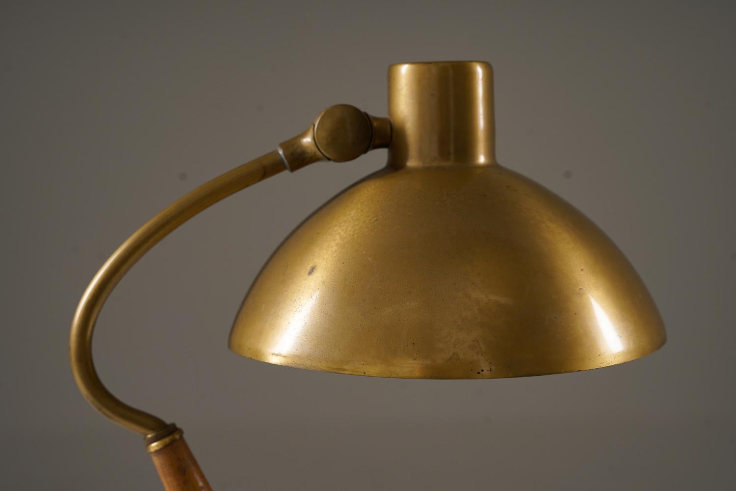 Lampe de table suédoise du milieu du siècle en laiton par Malmö Metallvarufabrik Bon état - En vente à Karlstad, SE