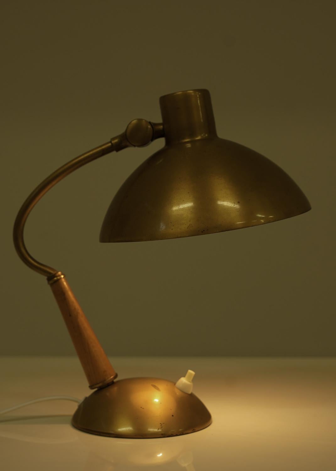 Laiton Lampe de table suédoise du milieu du siècle en laiton par Malmö Metallvarufabrik en vente
