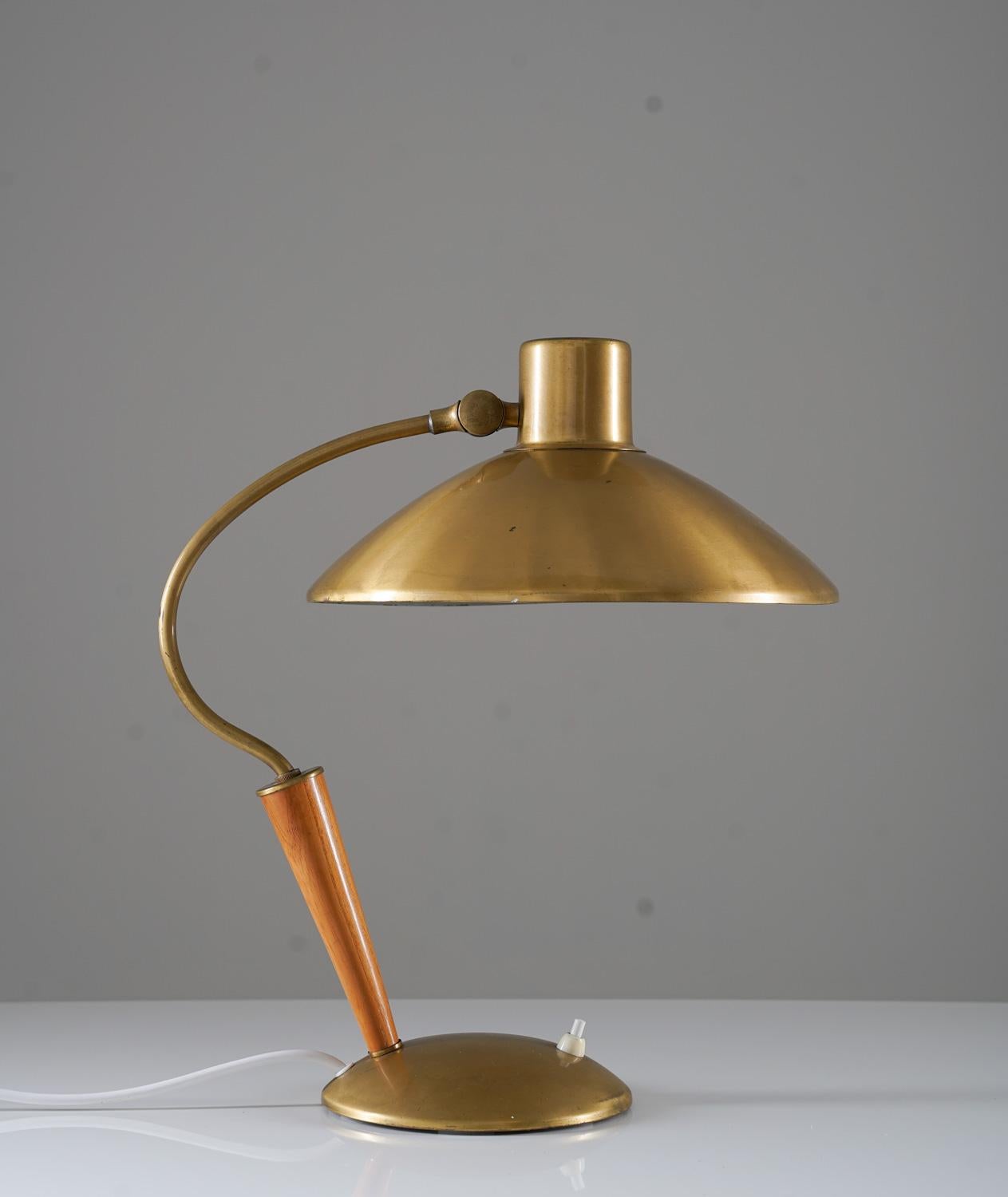 Beautiful Swedish Modern table lamp in brass and wood by Bröderna Malmströms Metallvarufabrik, 1940s. 
This lamp offers a simple, elegant design and high-quality construction, significant for the Swedish modern era. 

Condition: Very good