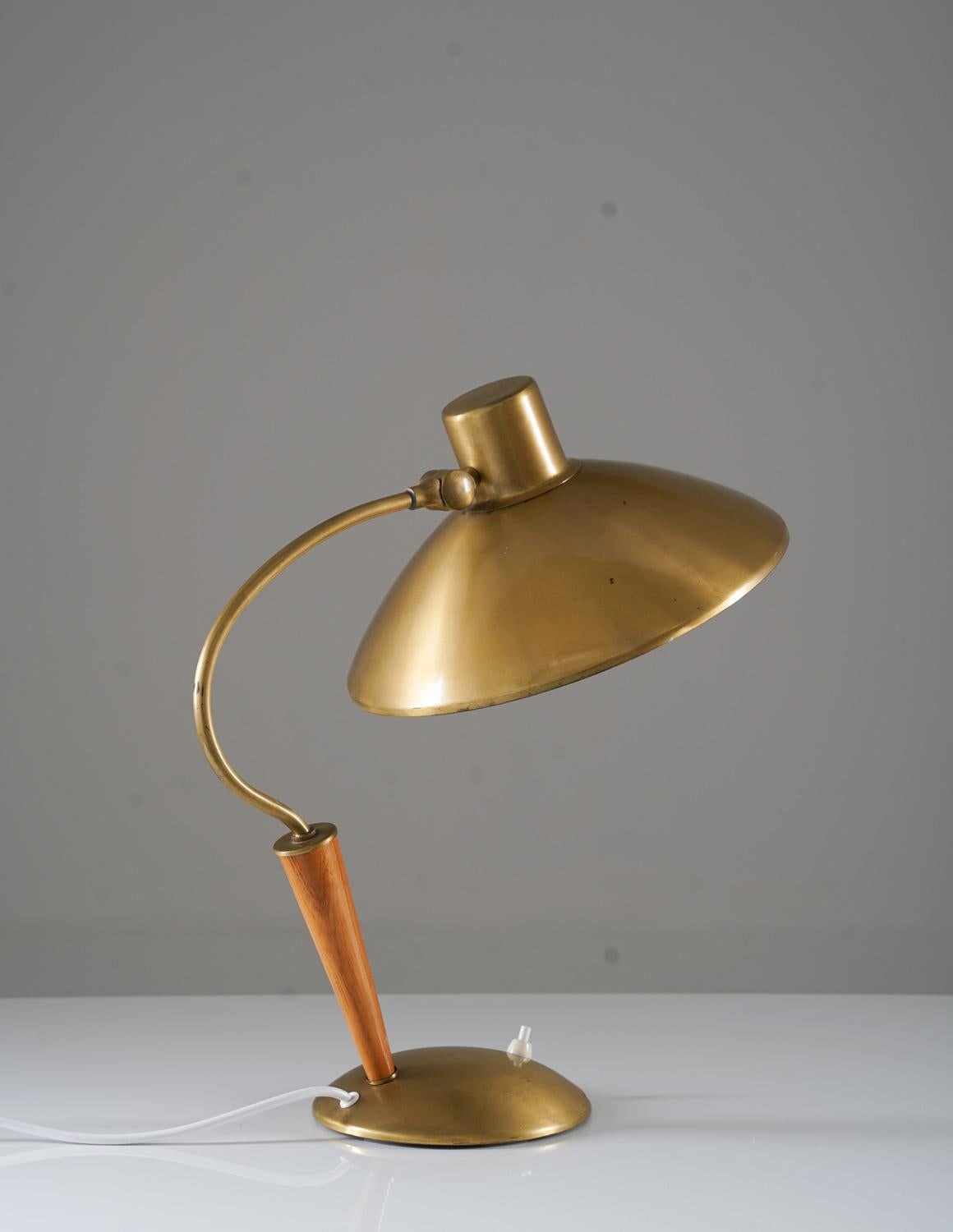 Swedish Midcentury Table Lamp in Brass by Malmströms In Good Condition In Karlstad, SE