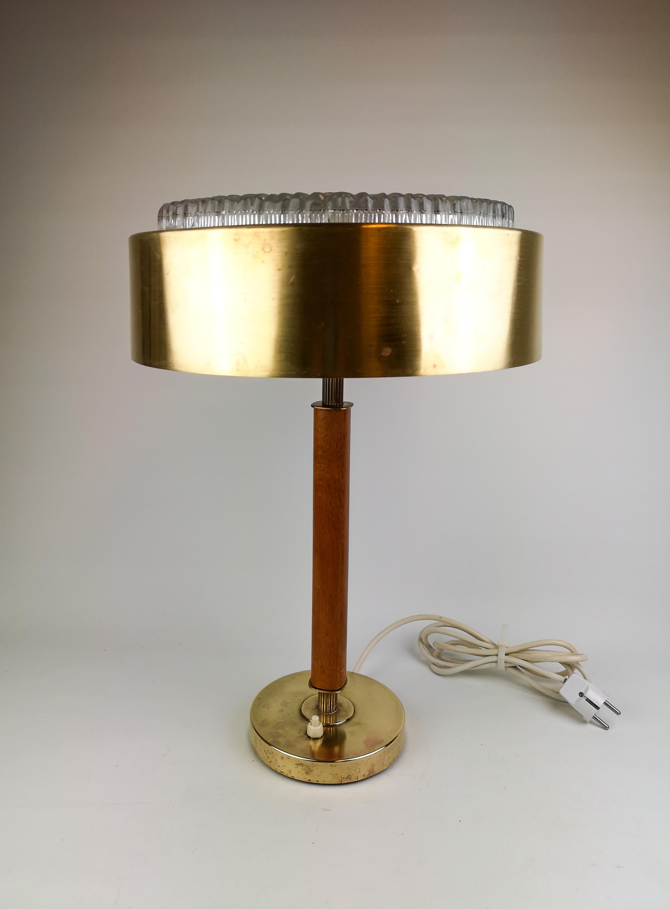 Wonderful table lamp in brushed brass and teak and the top made of crystal glass by Boréns, Sweden.
The lamp is heavy and gives a great impression with its brass cover to the crystal top. The wood makes the lamp a statement piece.

Condition: