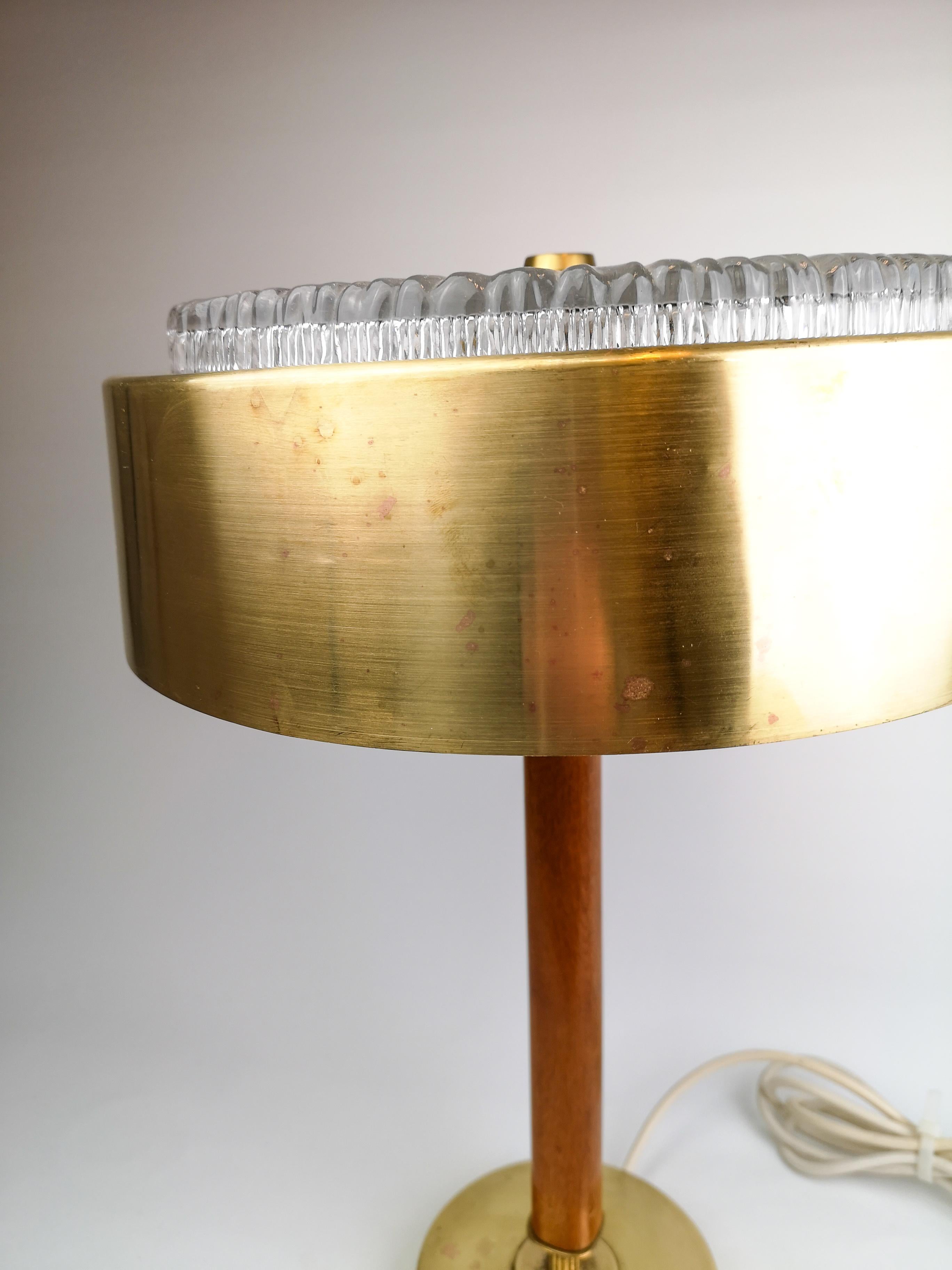 Lámpara de mesa sueca de mediados de siglo en latón, cristal y madera de Boréns en Bueno estado para la venta en Hillringsberg, SE