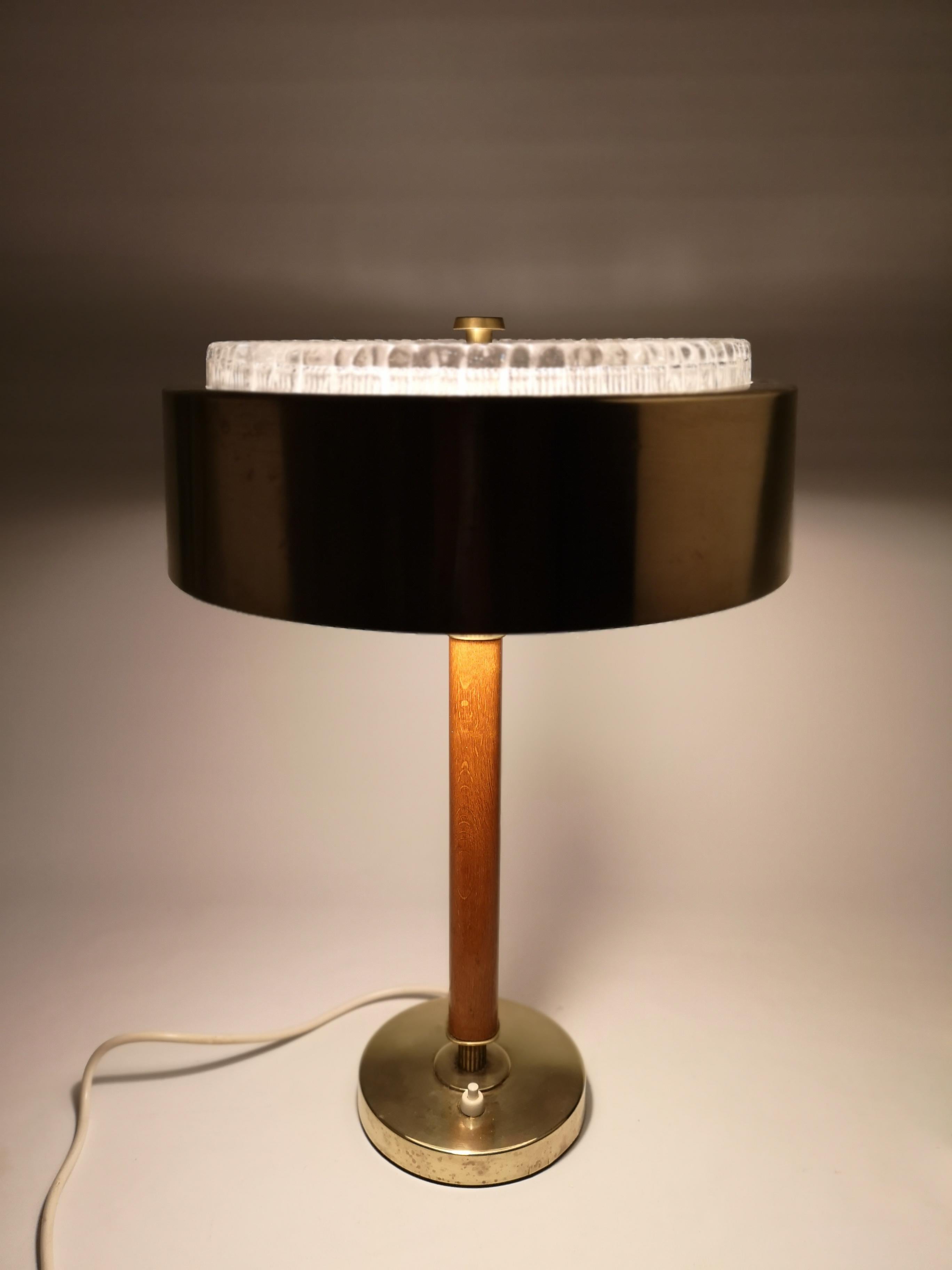 Cristal Lampe de bureau suédoise du milieu du siècle dernier en laiton, cristal et bois par Borns en vente