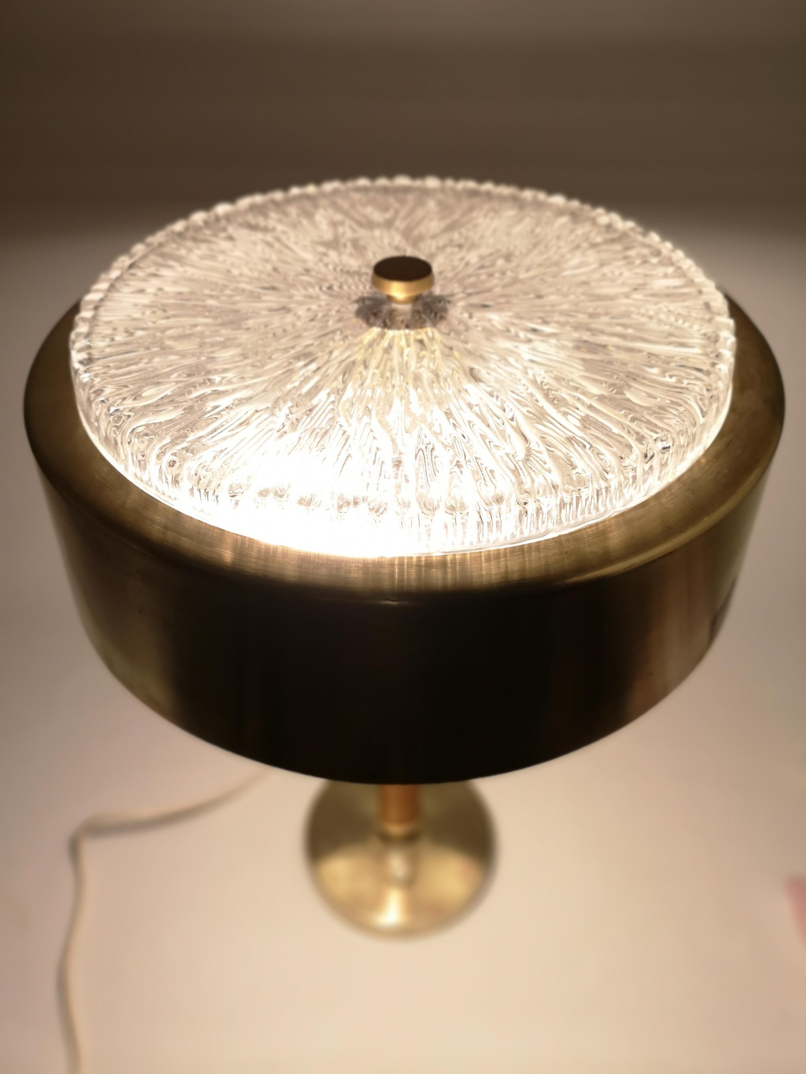 Lámpara de mesa sueca de mediados de siglo en latón, cristal y madera de Boréns en venta 1