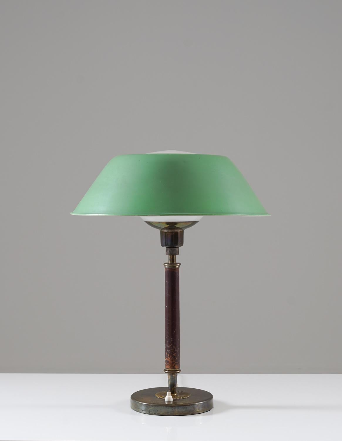 Scandinave moderne Lampe de bureau suédoise du milieu du siècle dernier en laiton, verre et cuir en vente